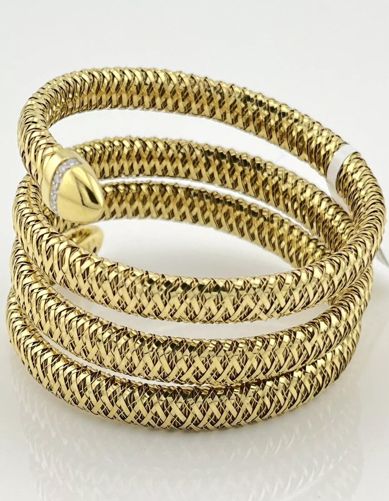 Das Roberto Coin Primavera Diamond & 18k Yellow Gold 4 Row Coil Wrap Bangle Bracelet ist eine fesselnde Verschmelzung von zeitgenössischem Design und zeitlosem Luxus. Das aus strahlendem 18-karätigem Gelbgold gefertigte Armband besteht aus vier