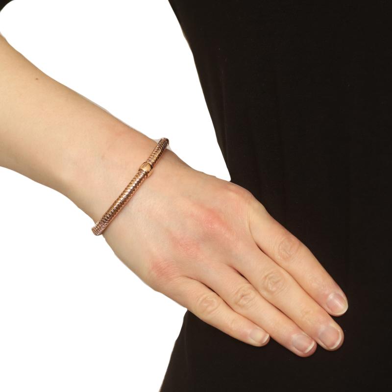 Verkaufspreis: $1620

Marke: Roberto Coin
Collection'S: Primavera
Entwurf: Flex

Metallgehalt: 18k Rose Gold

Informationen zu Stein
Synthetischer Rubin
Schnitt: Rund
Farbe: Rosa-rot
Steinnotiz: (ein Guck-in-Augen-Akzent)

Stil: Armreif
Art des