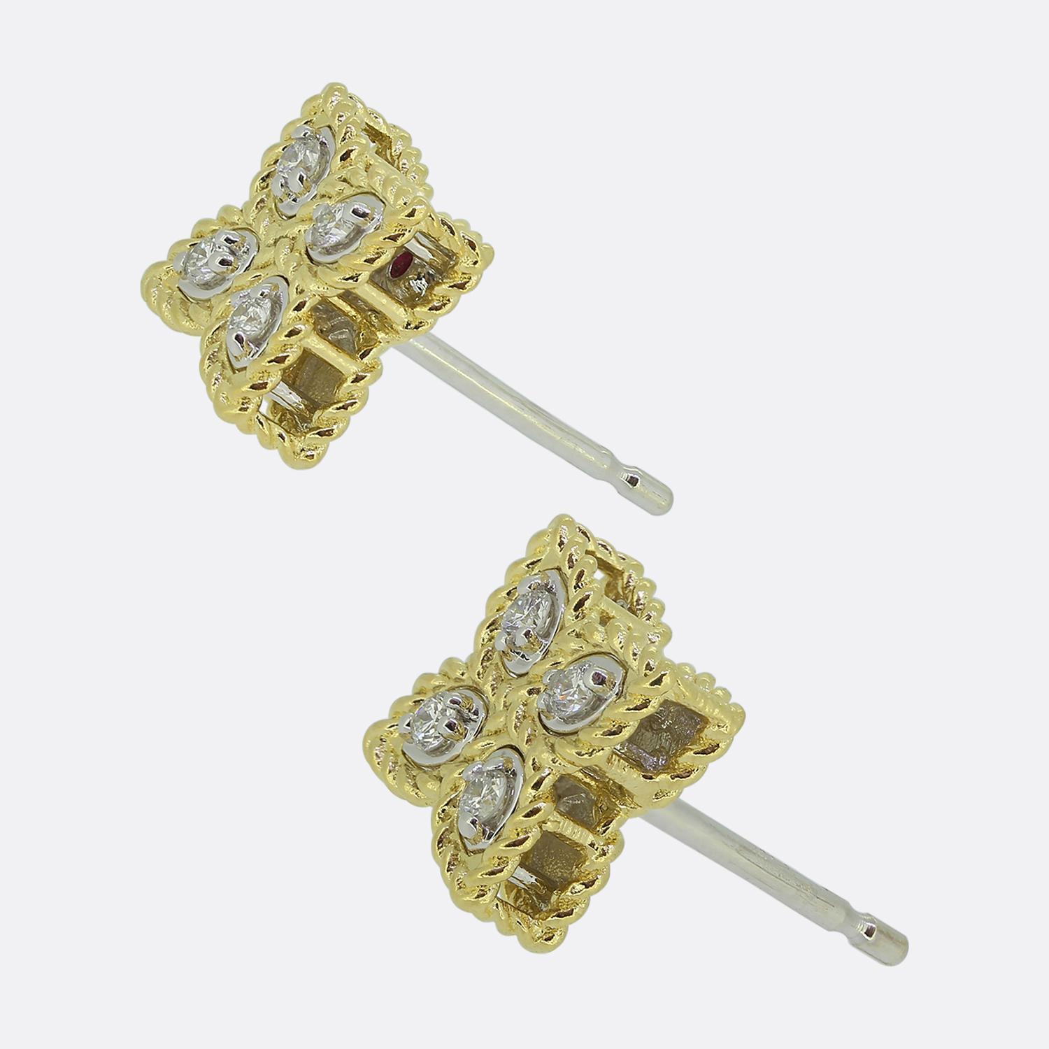 Ecco un lussuoso paio di orecchini a perno di Robert Coin. Ogni pezzo identico è stato realizzato in caldo oro giallo 18 carati e presenta un design sofisticato. Entrambi gli orecchini sono caratterizzati da quattro diamanti bianchi rotondi con
