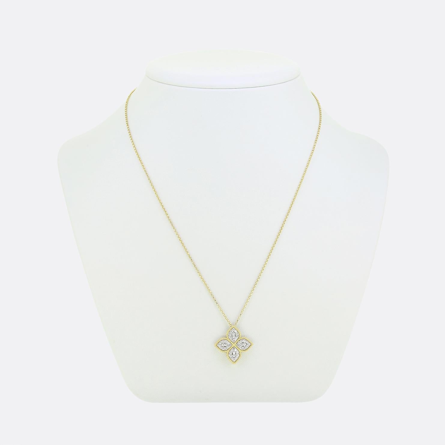 Hier haben wir eine ikonische Halskette des bekannten italienischen Schmuckdesigners Roberto Coin. Das aus luxuriösem 18-karätigem Gelbgold gefertigte Schmuckstück ist mit einem auffälligen Vier-Blüten-Motiv versehen. Jedes Blütenblatt ist mit