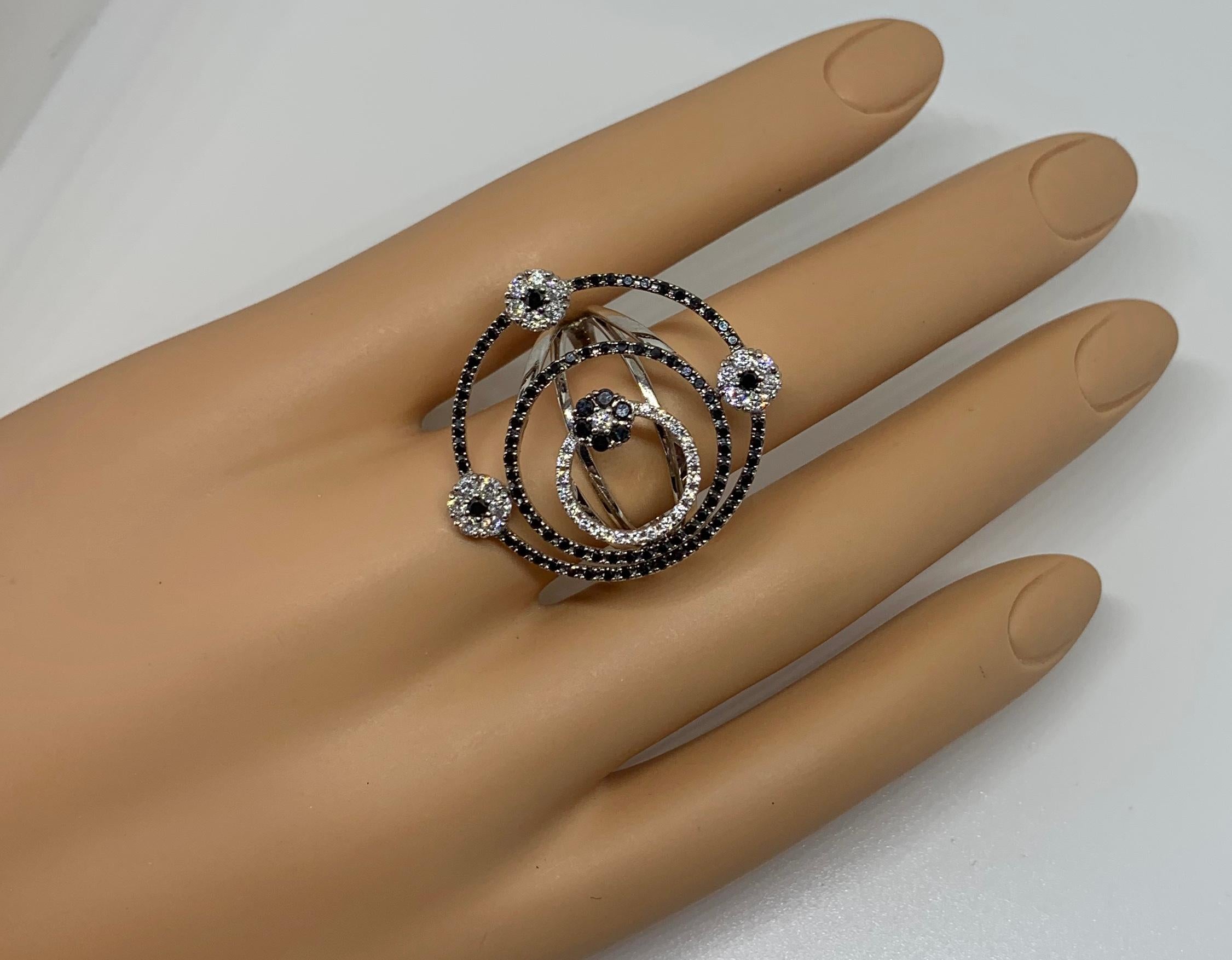Roberto Coin Anillo Diamante Blanco Negro Raro Motivo Círculo Oro Blanco 18 Kilates Corte redondo en venta