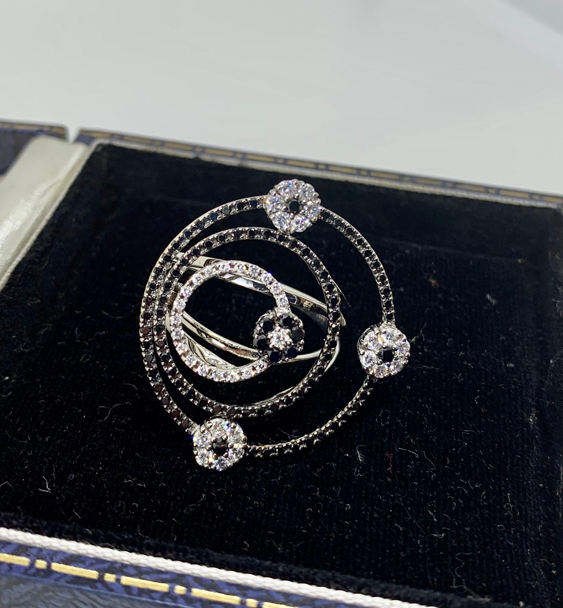 Roberto Coin Bague en or blanc 18 carats avec diamants noirs et blancs à motif circulaire rare Pour femmes en vente