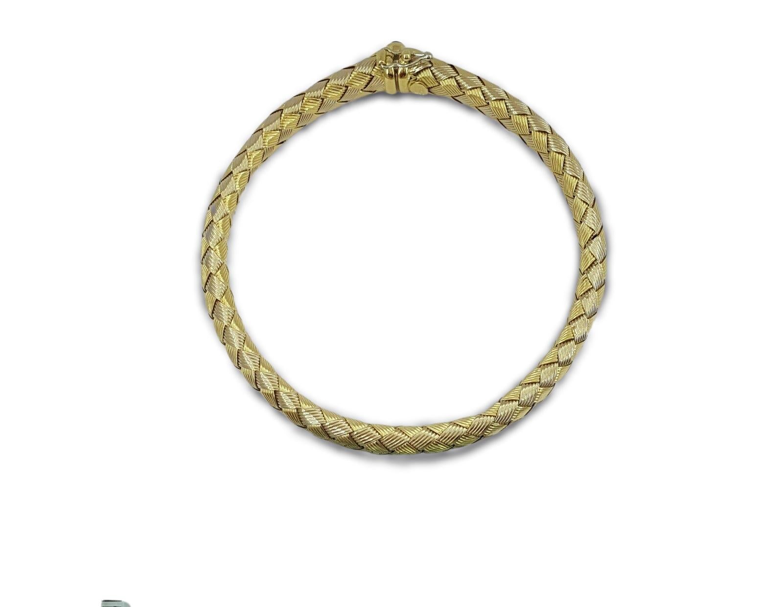Exquisite Roberto Coin 18 carat Yellow Gold Woven Silk Basket Weave Flexible Bangle / Bracelet. The bracelet weighs 20 grams. 

The measurements of the bracelet are 7