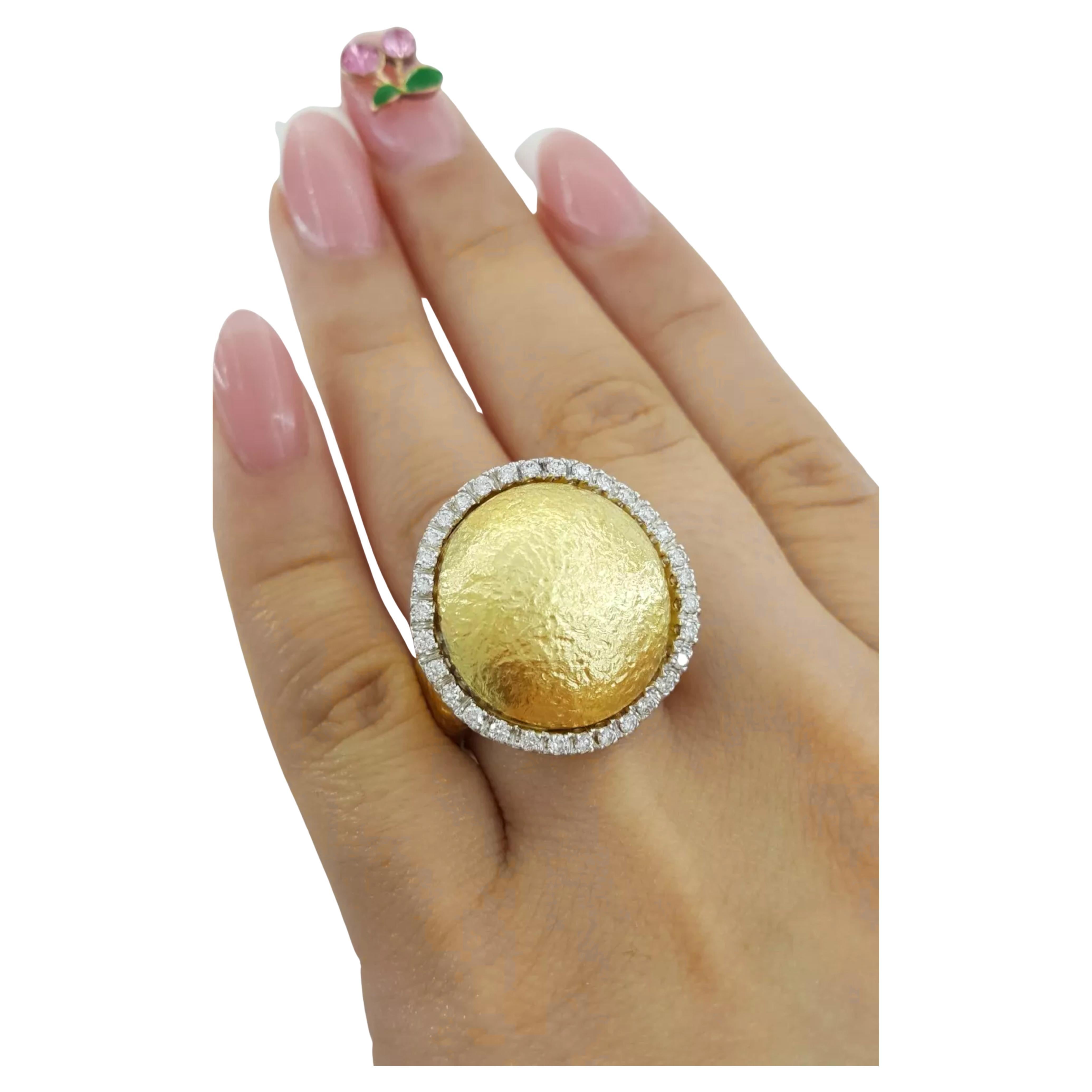 Roberto Coin round diamond texture halo ring 20 grams In Excellent Condition For Sale In Chicago, IL