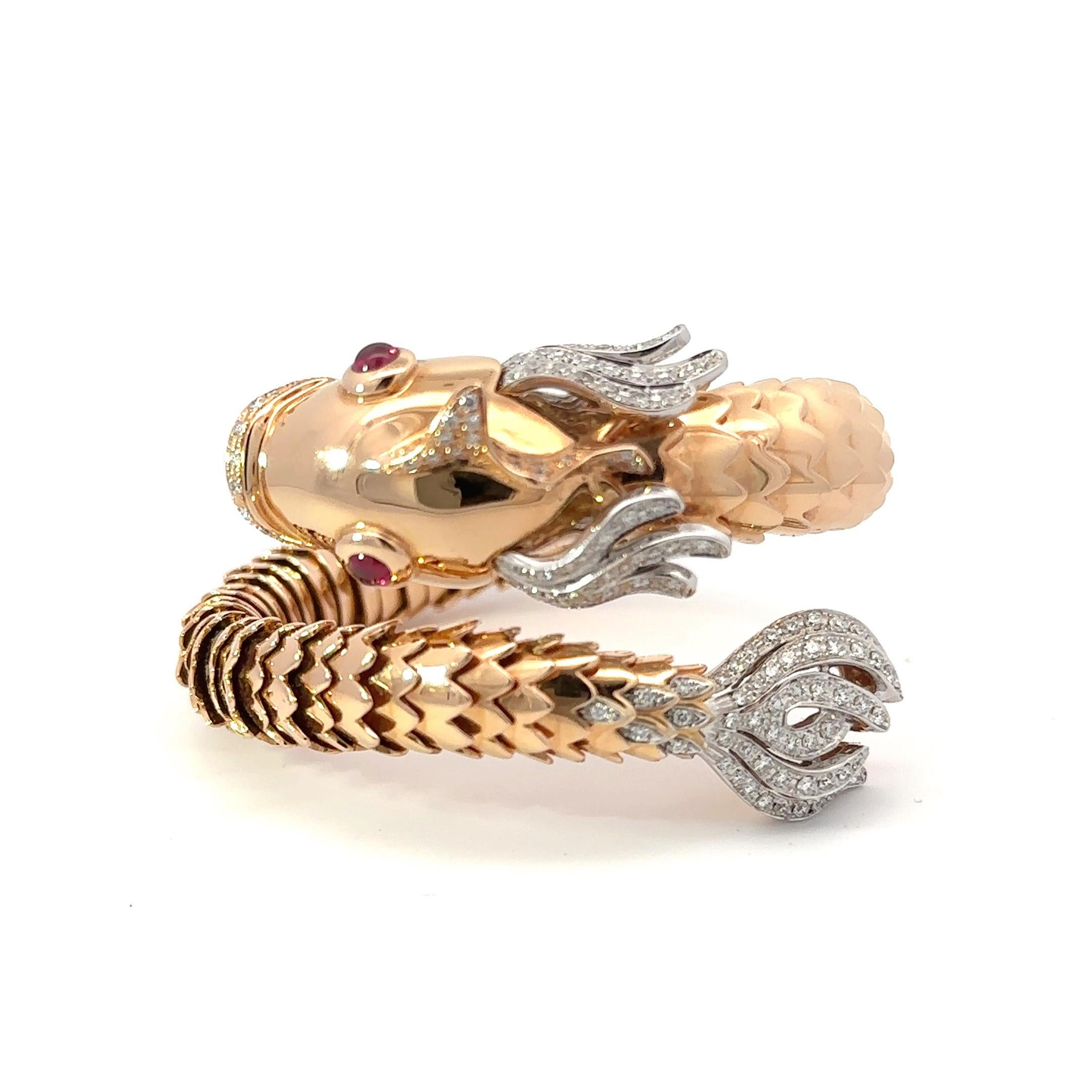 Si tratta di uno splendido bracciale con diamanti e rubini in edizione limitata del designer italiano Roberto Coin. Il bracciale è dotato di diamanti rotondi taglio brillante, purezza VS1, colore G. Il peso totale in carati è di circa 1,51 carati e
