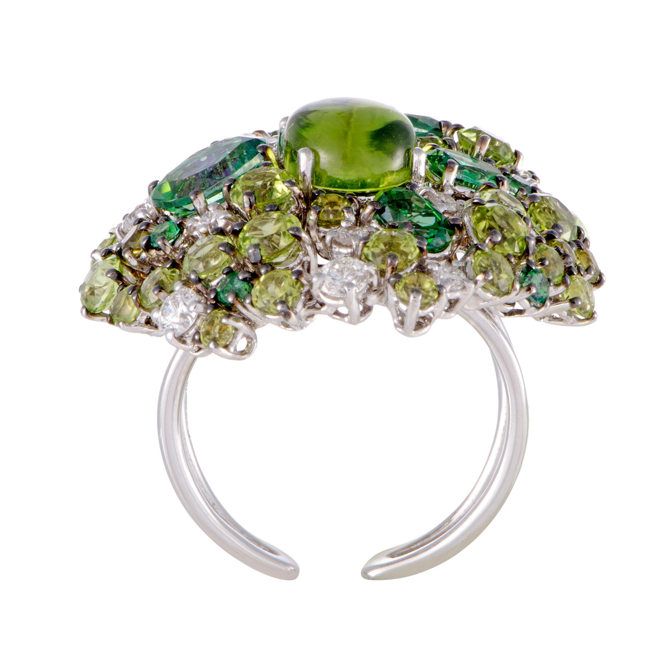 Lavish, harmonious and exquisitely crafted, this astonishing 18K white gold ring from Roberto Coin boasts a fine blend of sparkling diamonds totaling 0.47ct, splendid green topaz stones amounting to 2.60 carats and stunning peridots weighing in