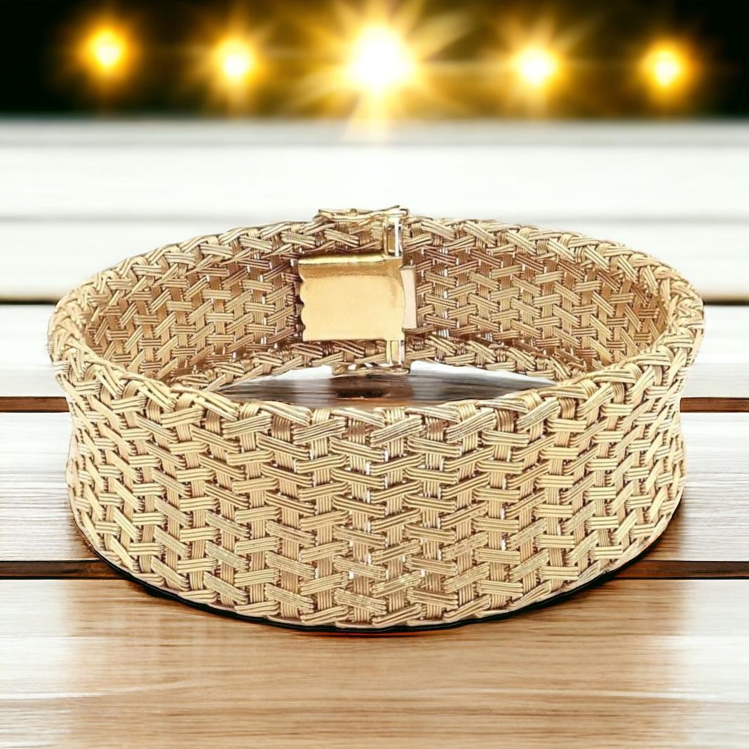 Ce bracelet panier tressé en or jaune 18 carats de Roberto Coin est un superbe bijou qui respire l'élégance et la sophistication. Fabriqué à partir de matériaux de haute qualité, ce bracelet présente un magnifique motif tissé qui ajoute de la