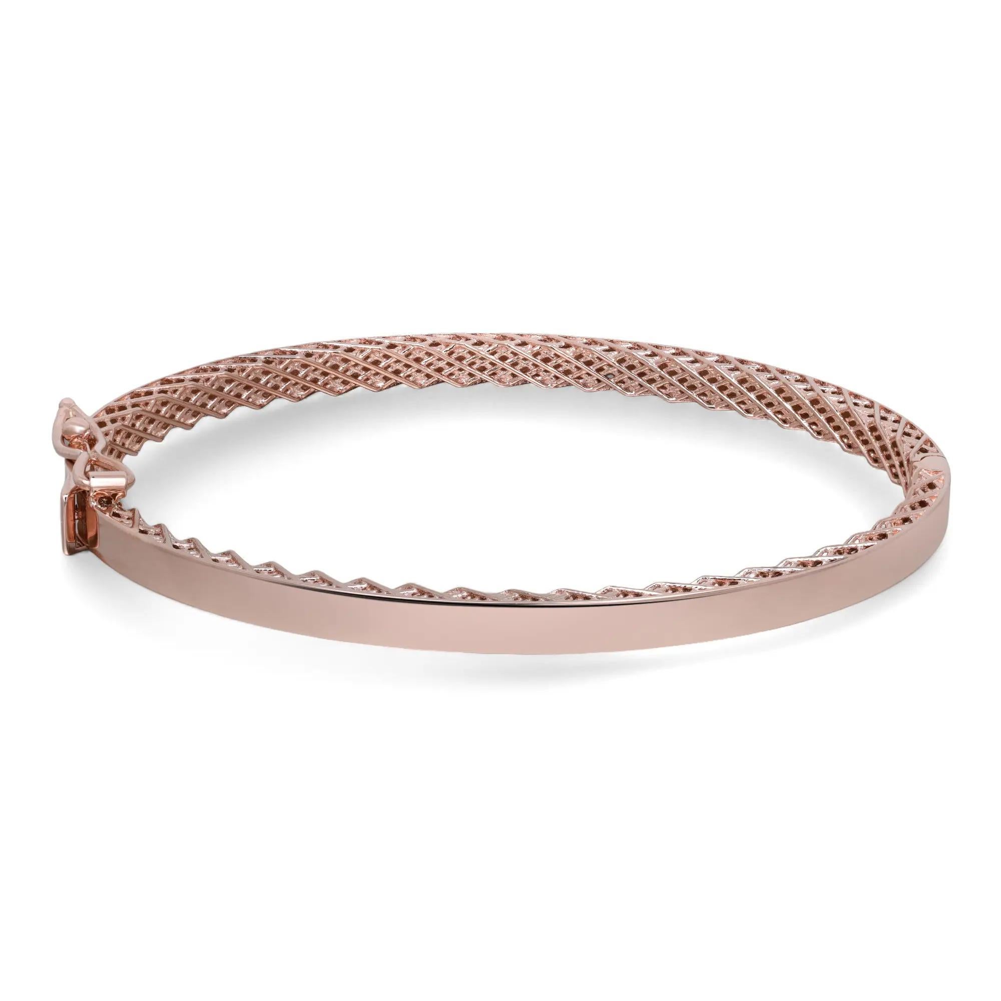 Ce magnifique bracelet Golden Gate Symphony de Roberto Coin est réalisé en or rose 18 carats. Ce bracelet est orné d'un fil métallique sur les bords et à l'intérieur, avec un fermoir à crochet. La largeur du bracelet est de 3,8 mm. La taille totale