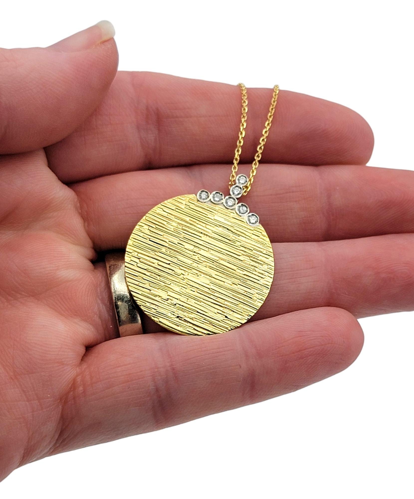 Roberto Coin Collier pendentif disque texturé avec diamants en or jaune 18 carats en vente 5