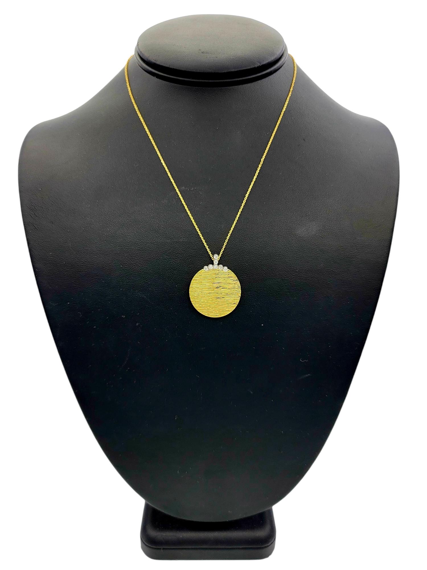 Roberto Coin Collier pendentif disque texturé avec diamants en or jaune 18 carats en vente 6