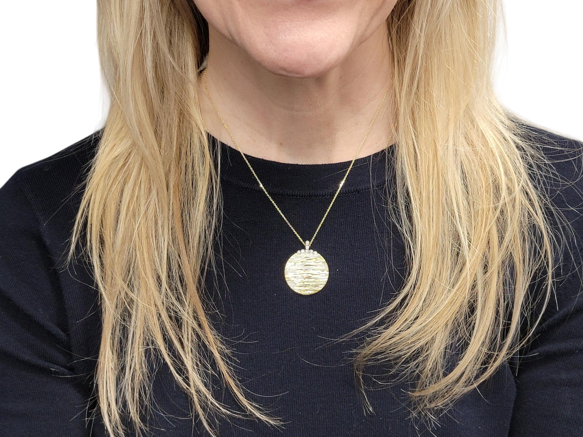 Roberto Coin Collier pendentif disque texturé avec diamants en or jaune 18 carats en vente 7