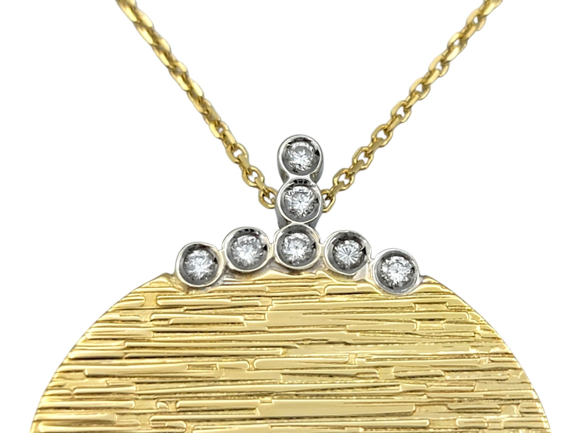 Taille ronde Roberto Coin Collier pendentif disque texturé avec diamants en or jaune 18 carats en vente