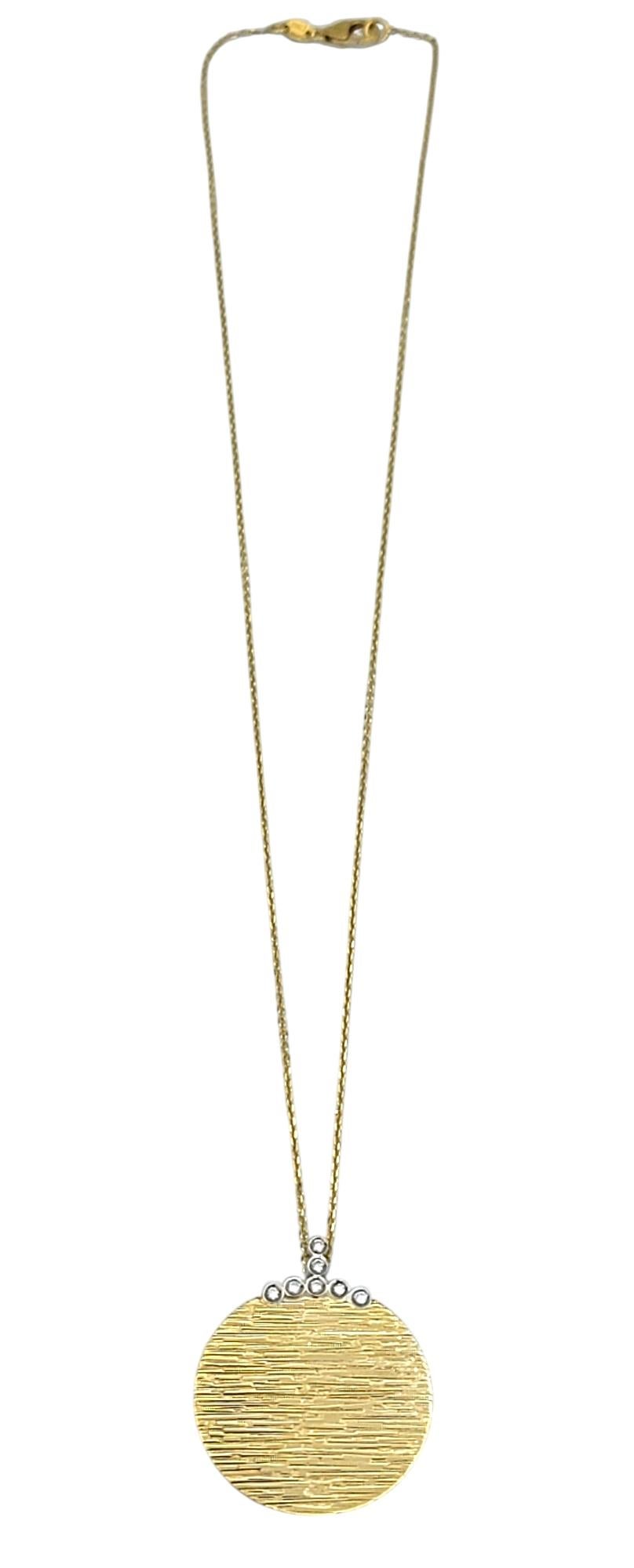 Roberto Coin Collier pendentif disque texturé avec diamants en or jaune 18 carats Bon état - En vente à Scottsdale, AZ