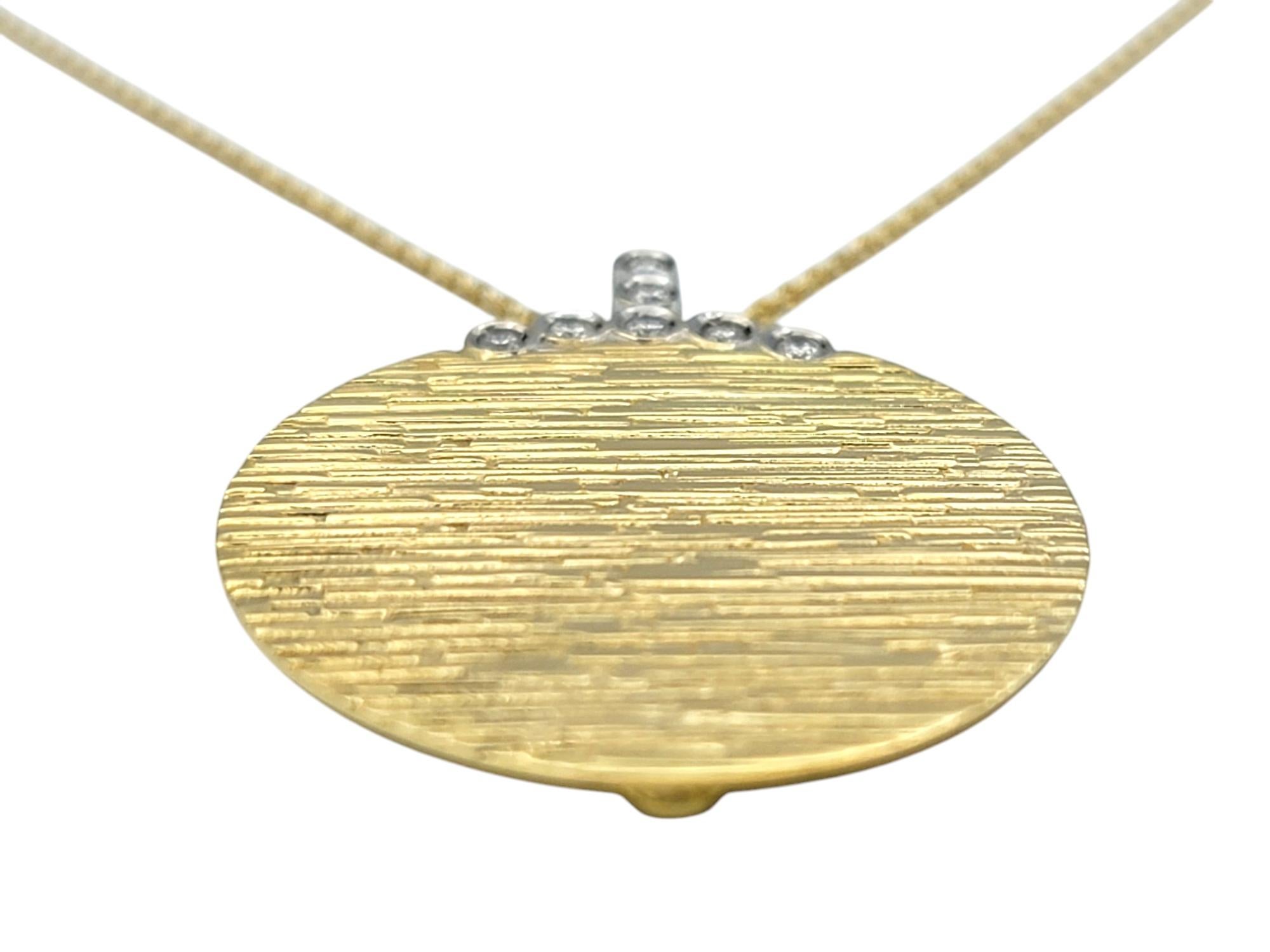 Roberto Coin Collier pendentif disque texturé avec diamants en or jaune 18 carats Pour femmes en vente