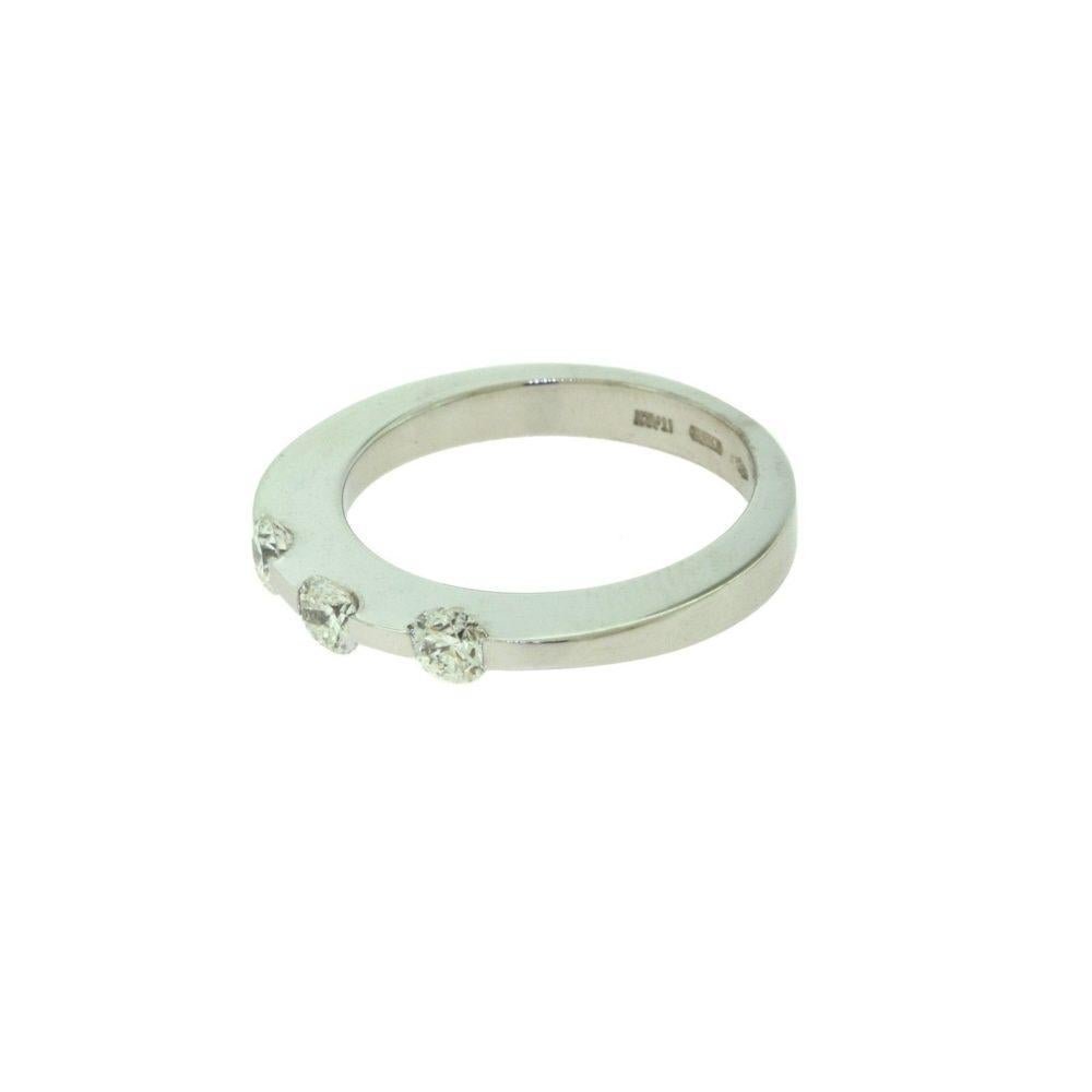 Taille de l'anneau : 6.5
Designer : Roberto Coin
Style : Bague à trois diamants
Métal : Or blanc
Pureté du métal : 18k
Pierres : Trois diamants ronds, 1 rubis rond 
Couleur du diamant : G, Clarté du diamant : VS
Poids total en carats : 0,6 ct
Poids
