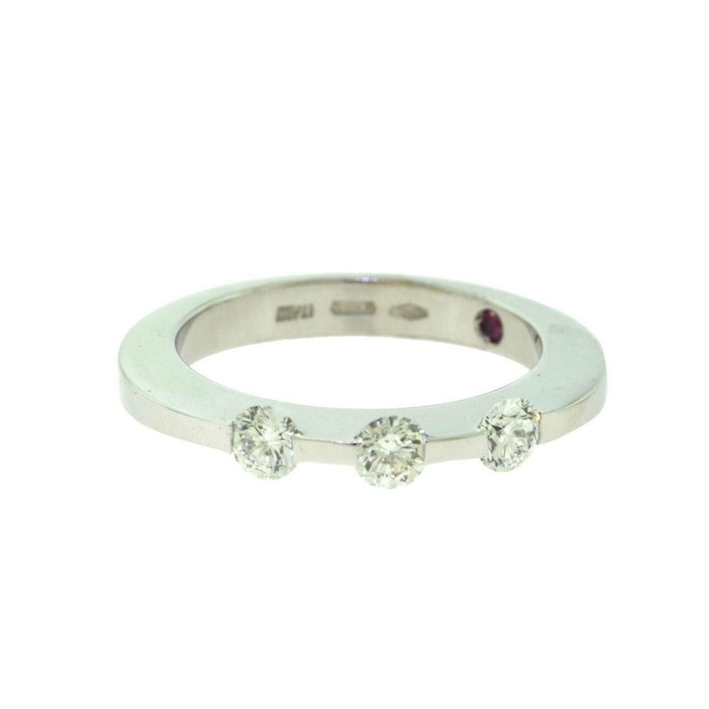 Roberto Coin Bague à trois diamants en or blanc 18 carats Unisexe en vente