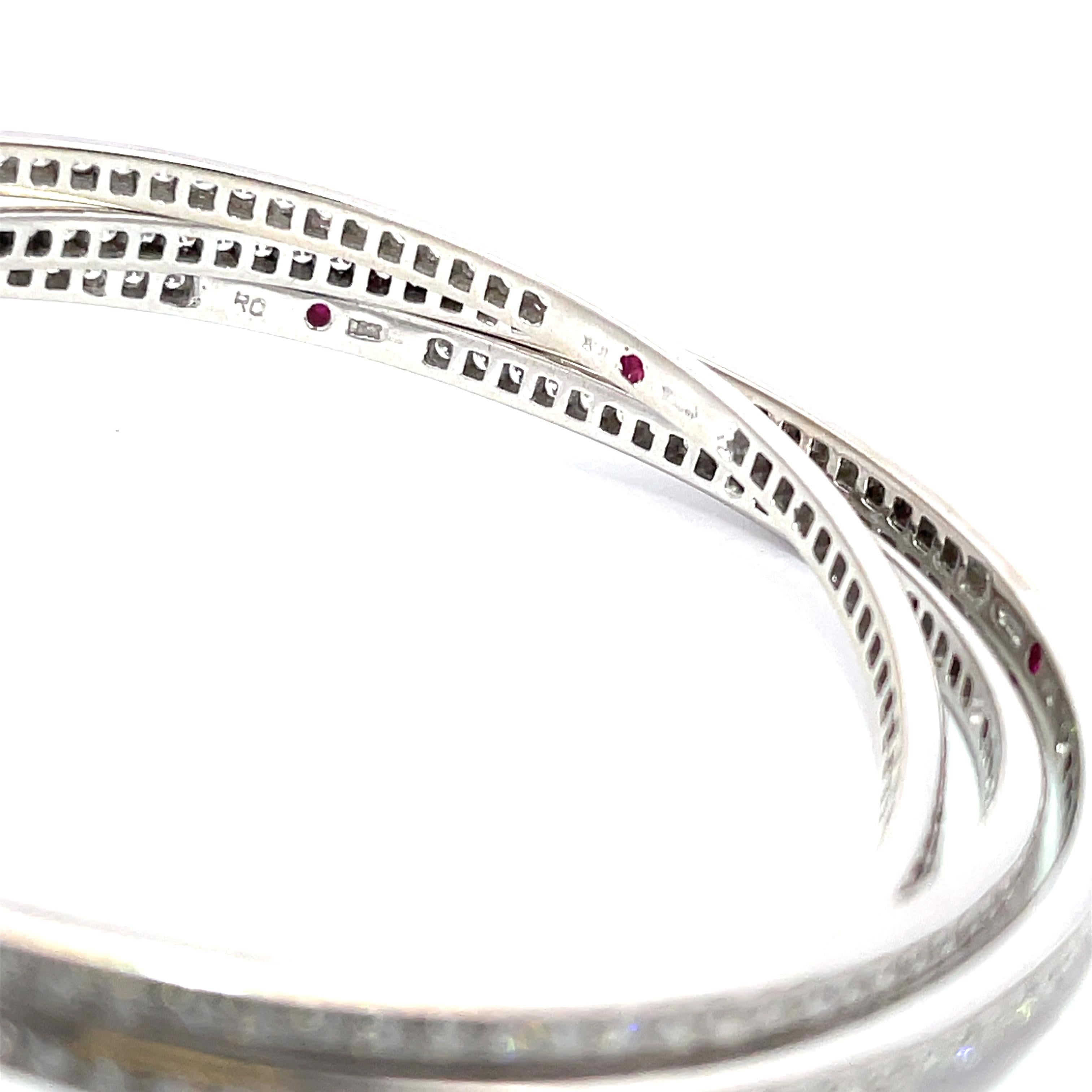 Roberto Coin Triple Diamond Bangles en or blanc 18 carats. Les bracelets comportent 6,20ctw de diamants ronds brillants, de couleur F-G, de pureté VS. Les bracelets pèsent au total 43,5 grammes et mesurent 1/8