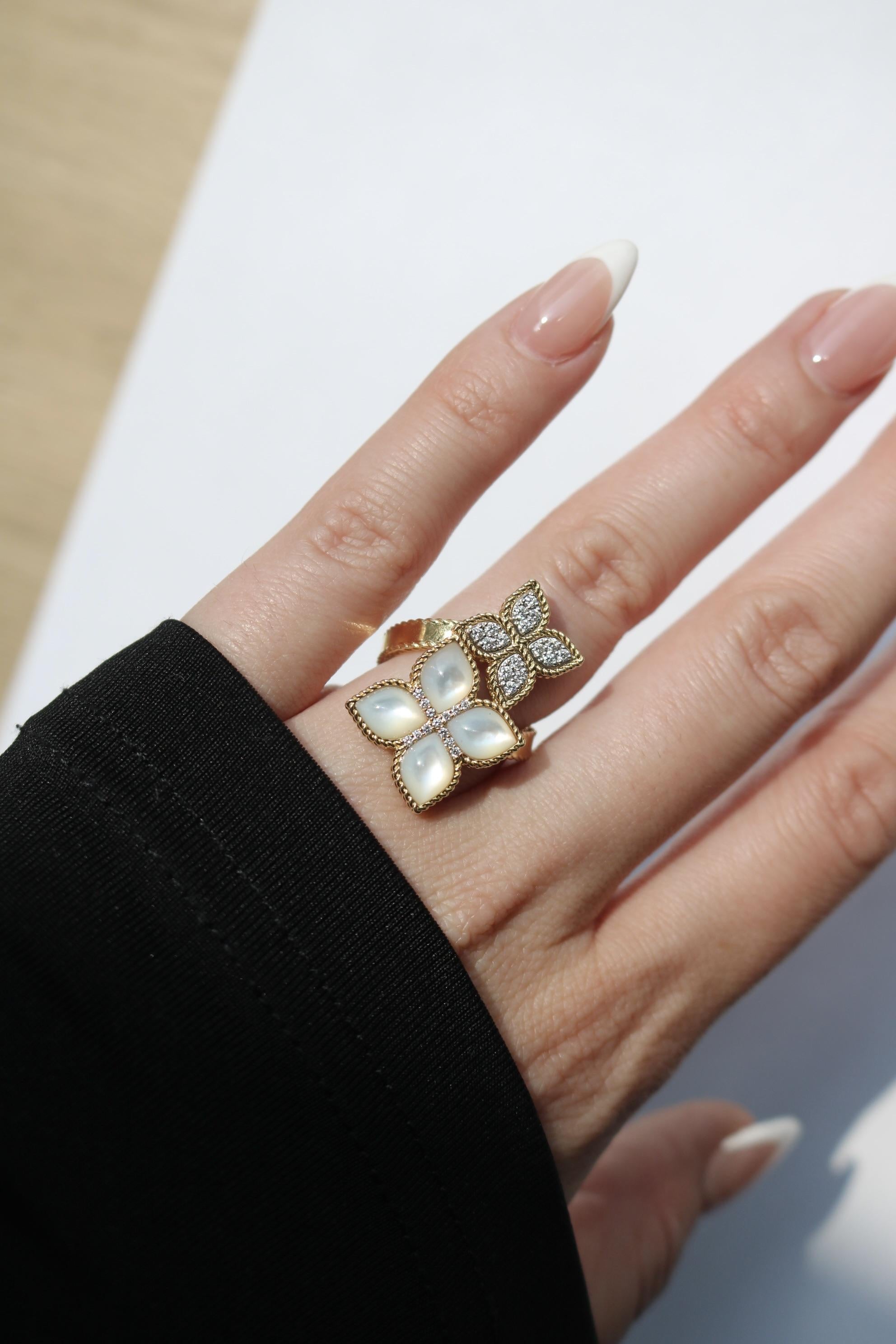 Roberto Coin Anillo Bypass Flor Princesa Veneciana con Diamantes Oro Amarillo de 18 K en venta 4