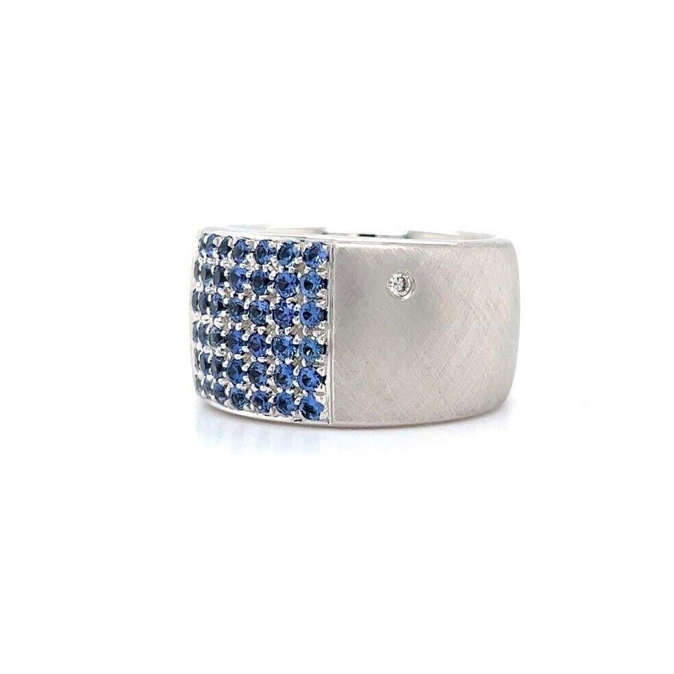 Roberto Coin Vintage 18k Weißgold Saphir & Diamant Zigarre Band Ring Größe 7

Zustand:  Sehr guter Zustand
Metall:  18k Gold (markiert und professionell getestet)
Gewicht:  15.9g
Edelsteine:  2.1cttw Pave Set Hellblaue Saphire
Diamant:  Ein bündig