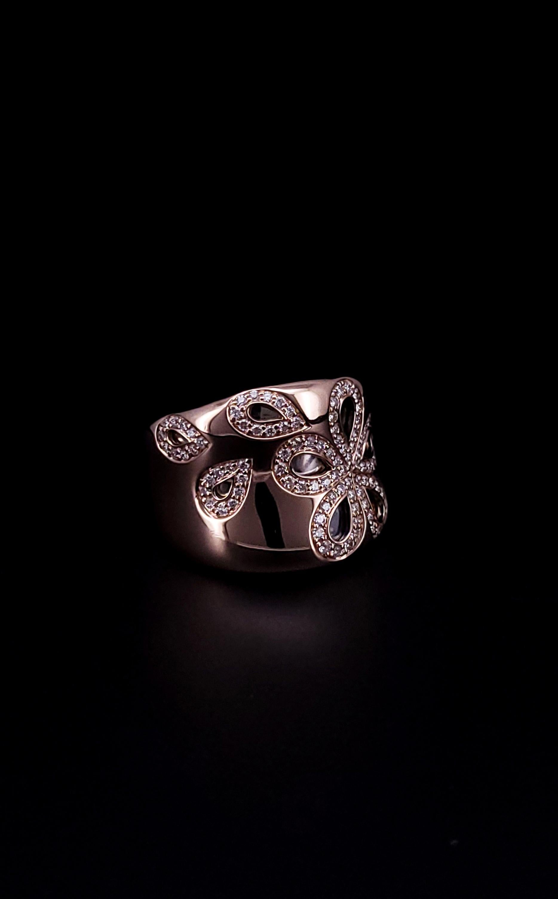 ROBERTO COIN ANILLO VINTAGE

-Talla: 8,75
-Diamantes: VS, E-F, 1,25ct.
-Grosor de la cara: 18,5 mm 
-Fuste: 8,2 mm
-Peso: 16,3 gramos 

PVP: 8.900