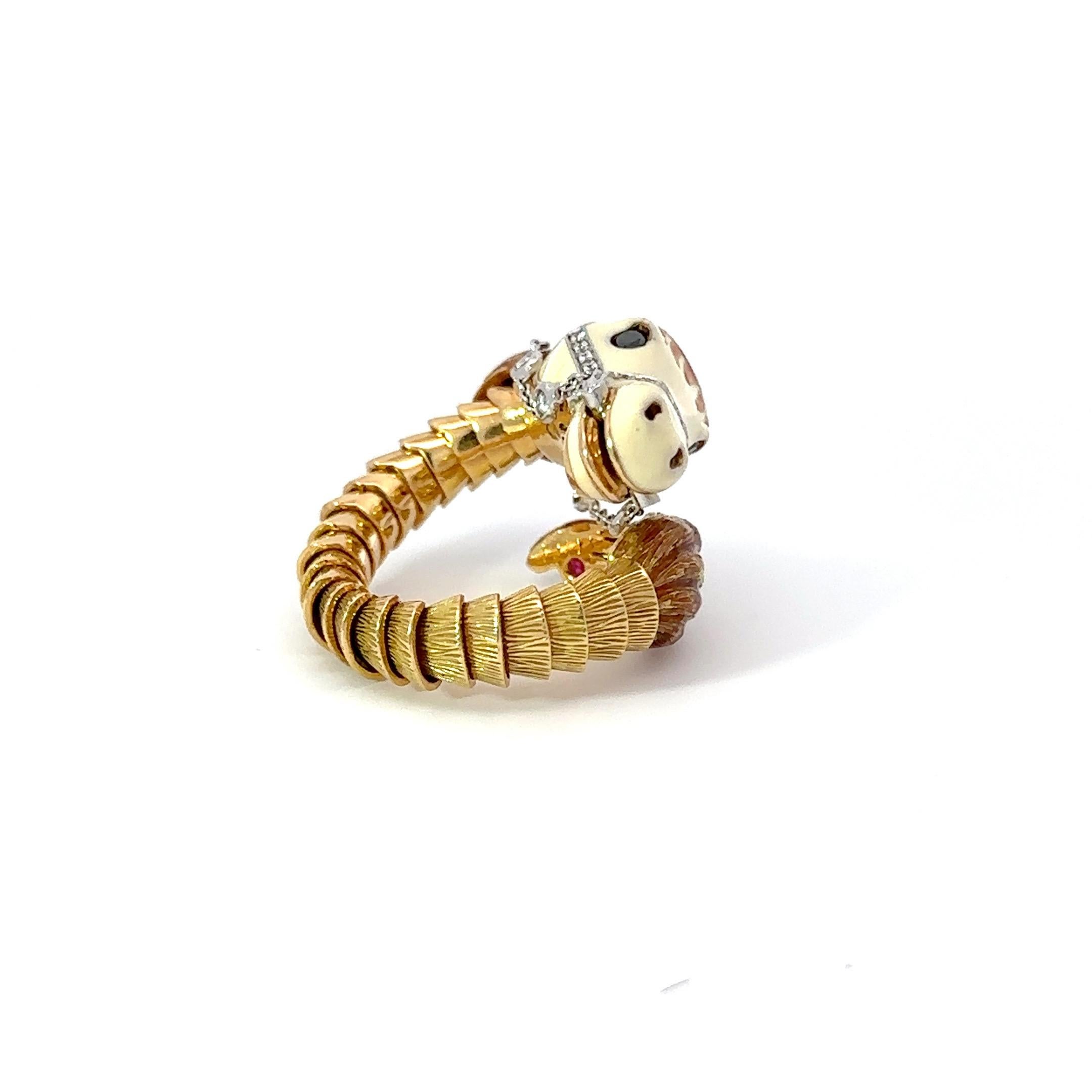 Dies ist ein wunderschöner Roberto Coin White Emaille & Diamant 18K Rose Gold Ring. Das Gebiss aus Weißgold und die Zügel sind mit runden Diamanten im Brillantschliff besetzt.
Perle in Geschirr und Lünette in Diamanten gefasst liegen zart in der