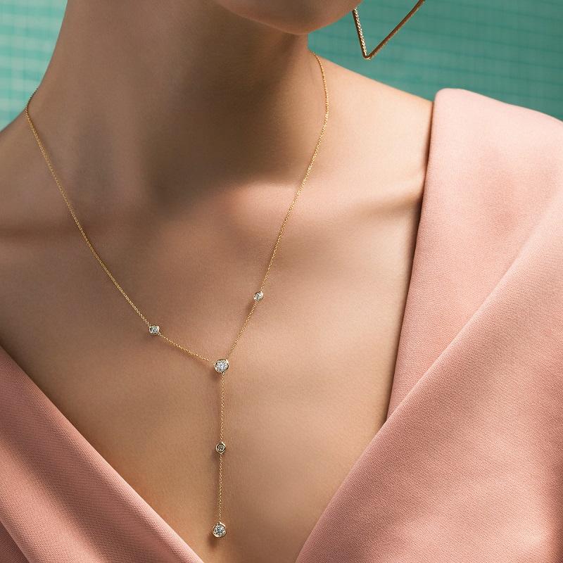 Taille ronde Collier en or jaune Roberto Coin à cinq stations de diamants en forme de Y 5300014AYCHX0 en vente