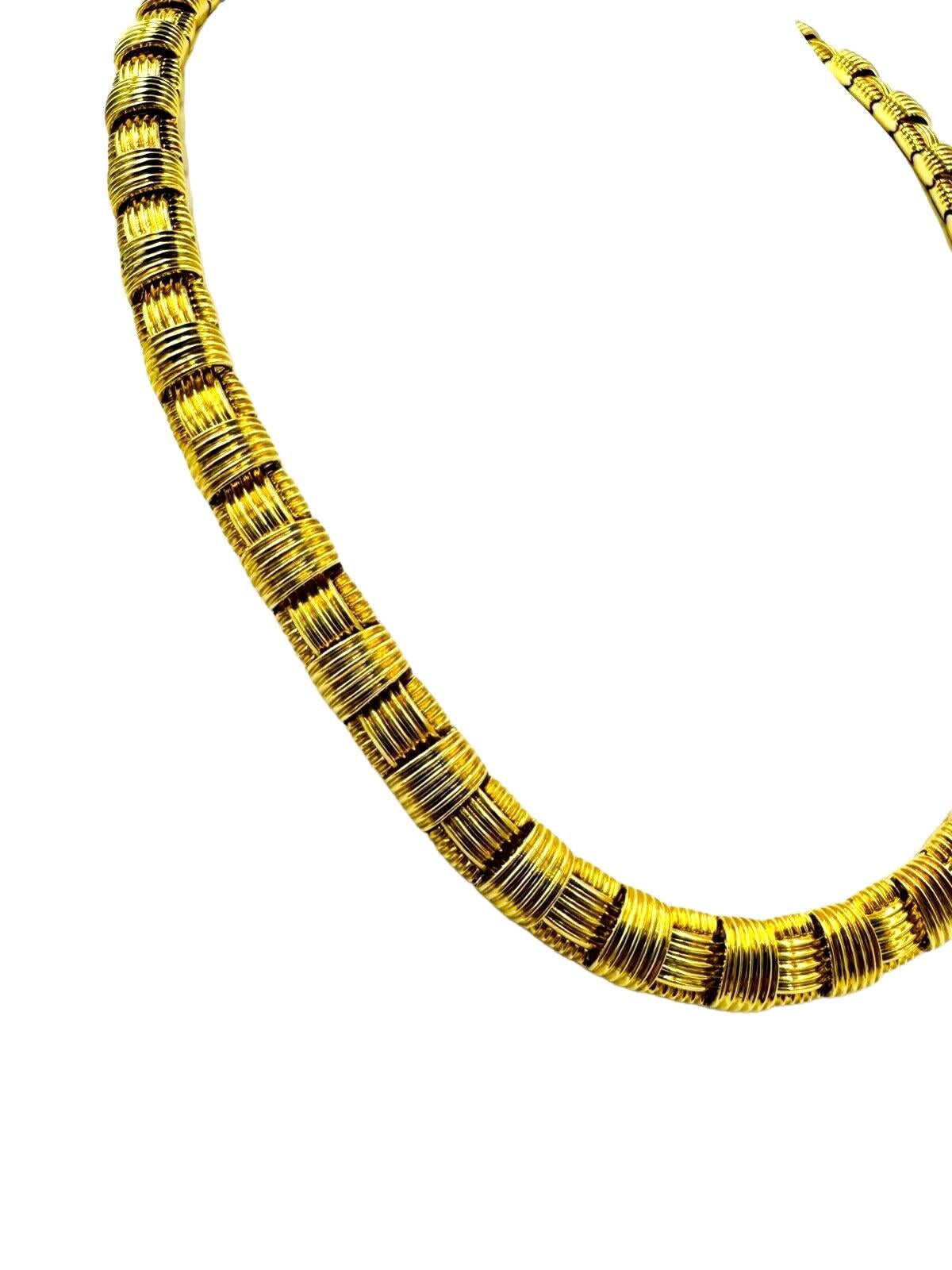 Collier en or jaune à maillons cannelés Roberto Coin.

Le collier à maillons cannelés en or jaune de Roberto Coin est un bijou intemporel qui respire l'élégance et la sophistication. Réalisé en luxueux or jaune 18 carats, ce collier présente un