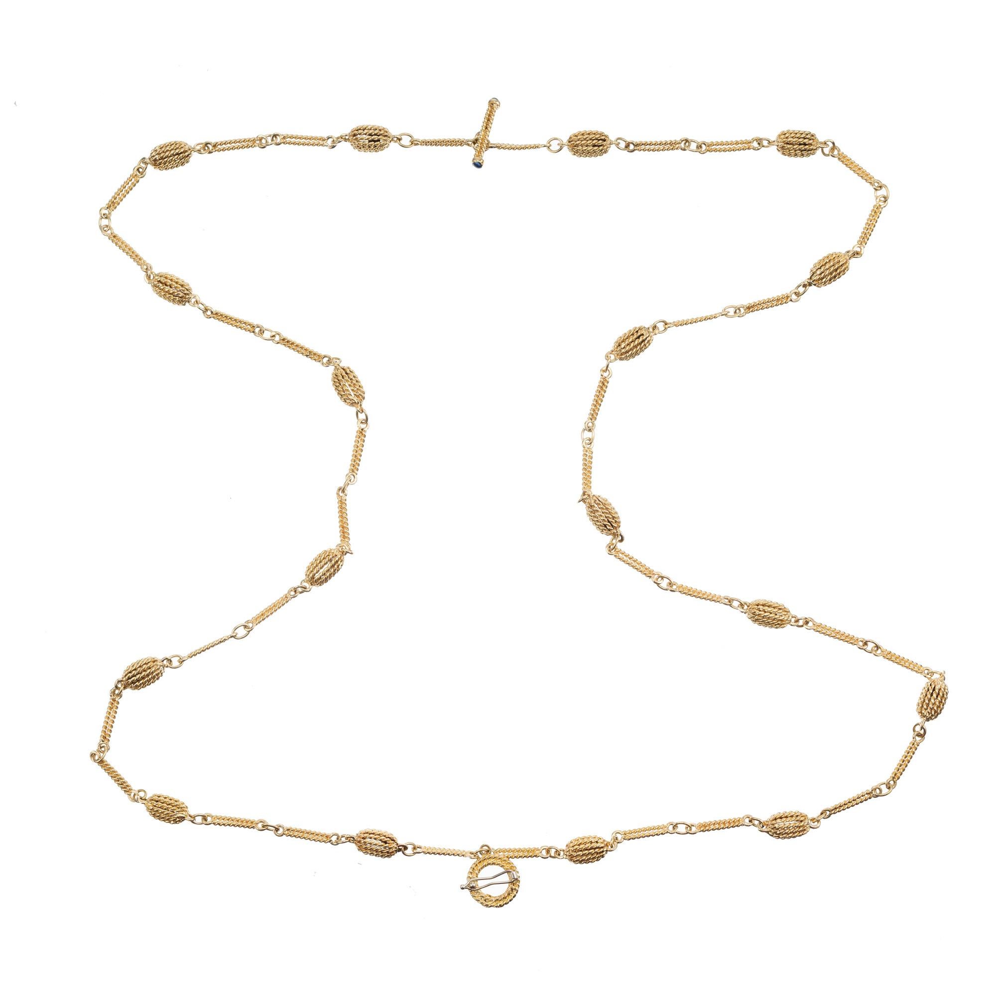 Roberto Coin Collier en or jaune à deux brins avec fils torsadés. Les brins de cette pièce sont délicatement torsadés ensemble, créant un design étonnant et unique. Fabriqué en 18k  En or jaune, ce collier présente une alternance de paniers en fil
