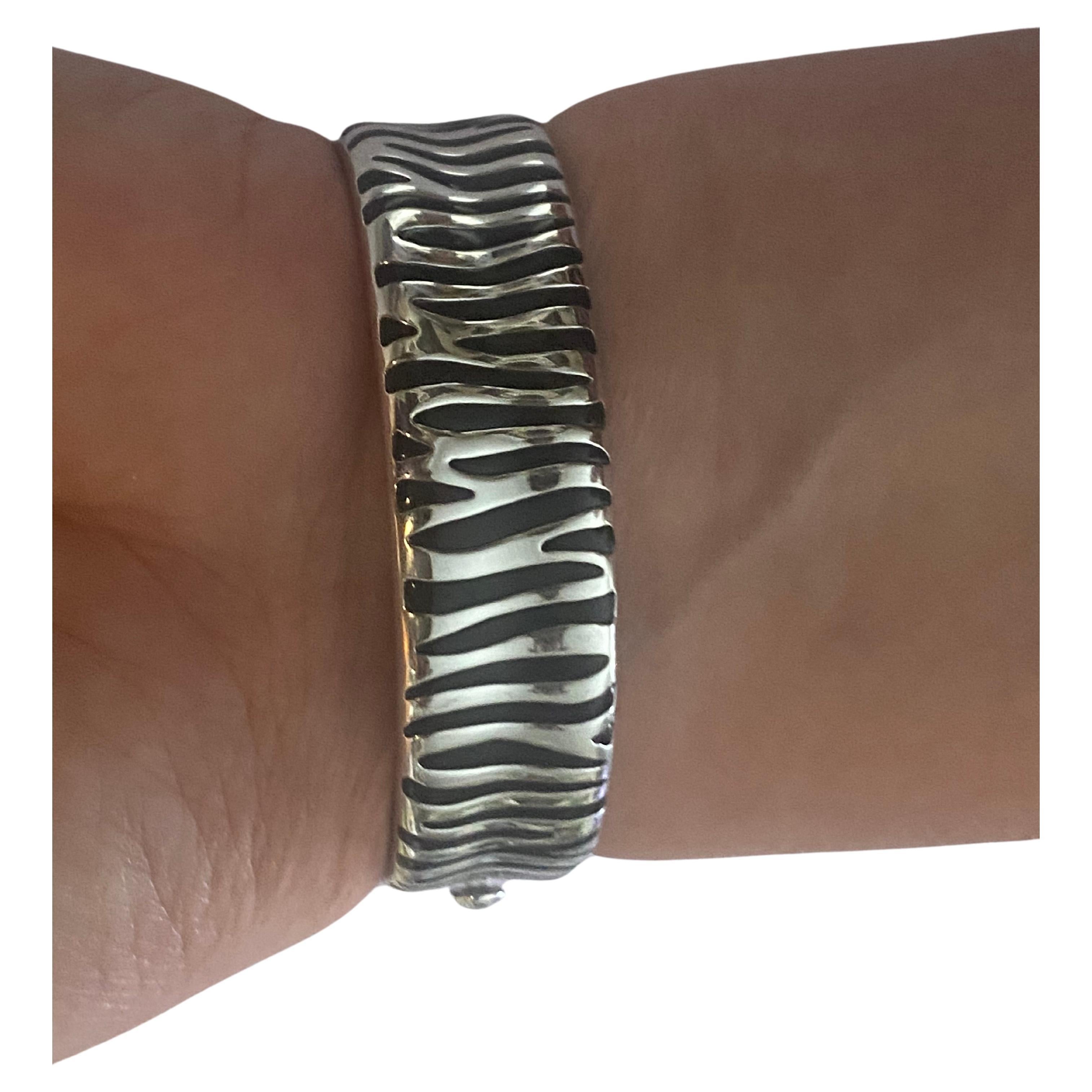 Taille brillant Bracelet de la collection Zebra de Roberto Coin. Deux tons or jaune et blanc 18k et émail en vente