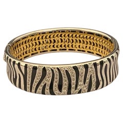 Brazalete de la colección Cebra de Roberto Coin. Oro amarillo y blanco de 18 quilates y esmalte bicolor