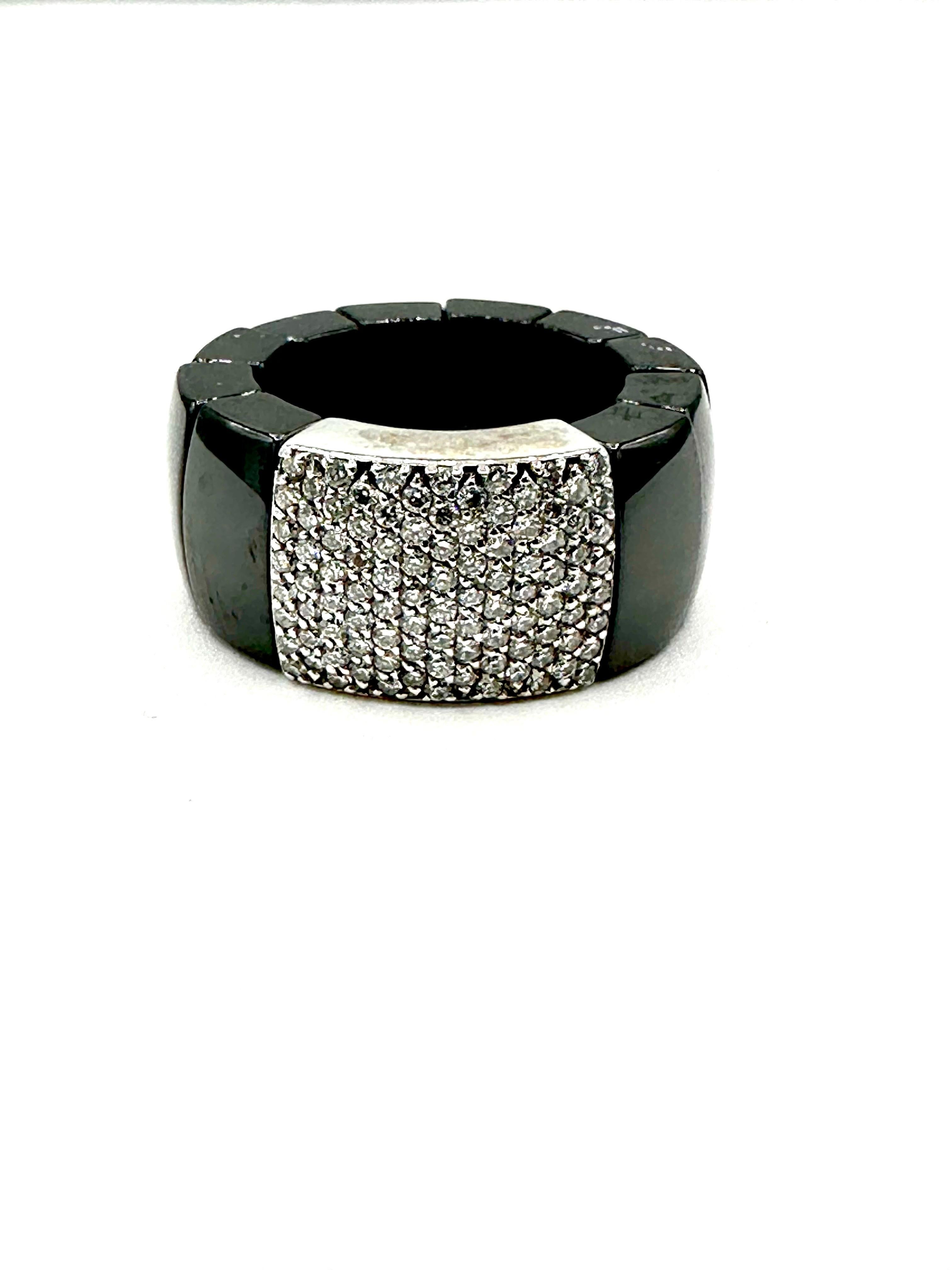 Dies ist ein unglaublich bequemer und stilvoller Ring von Roberto Demeglio!  In der Mitte des Rings befindet sich eine einzelne Diamantenstation mit 98 runden Diamanten im Brillantschliff mit einem Gesamtgewicht von 0,98 Karat, gefasst in 18 Karat