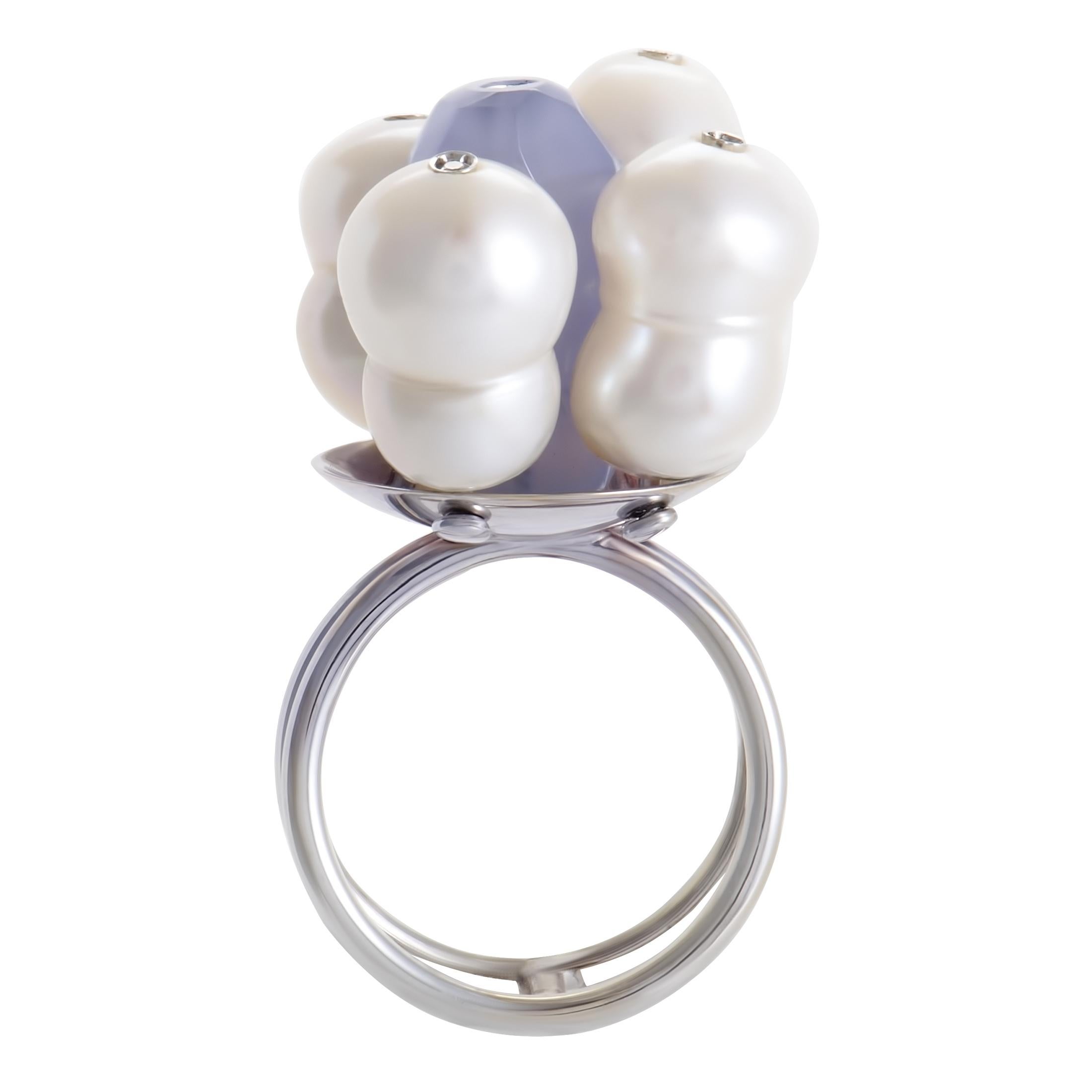 This ring from Roberto Demeglio is unique and an eye-catcher.The setting is made of 18K white gold and boasts a design of four Baroque pearls and a faceted corundum stone. Lastly, each pearl and the corundum are set with diamonds (~.06ct).
Ring