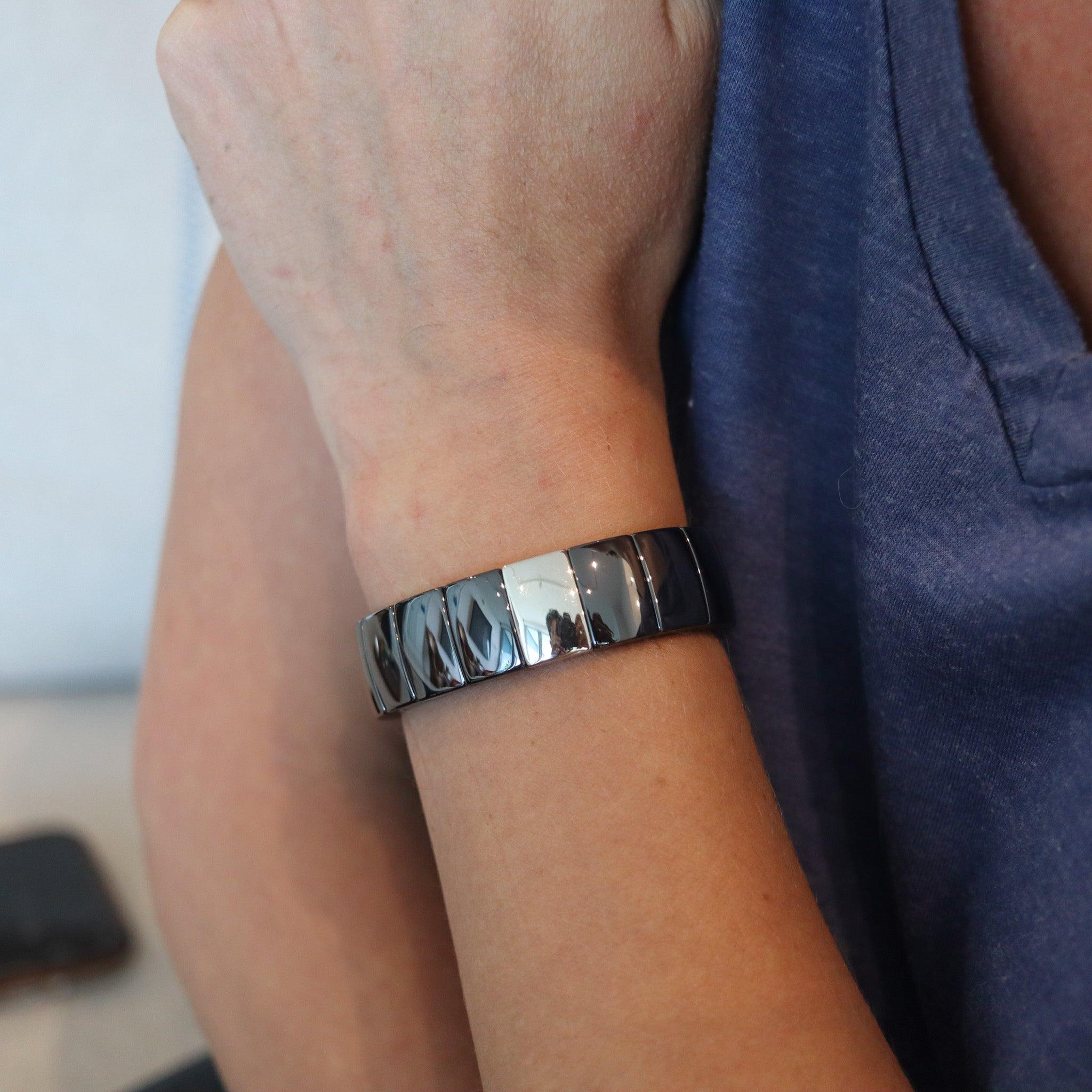 Ceramic bracelet designed by Roberto Demeglio.

This is a beautiful ultra modernist expandable bracelet, created in the city of Torino in Italy by the artist jeweler Roberto Demeglio. This bangle-bracelet has been crafted in black crystalline