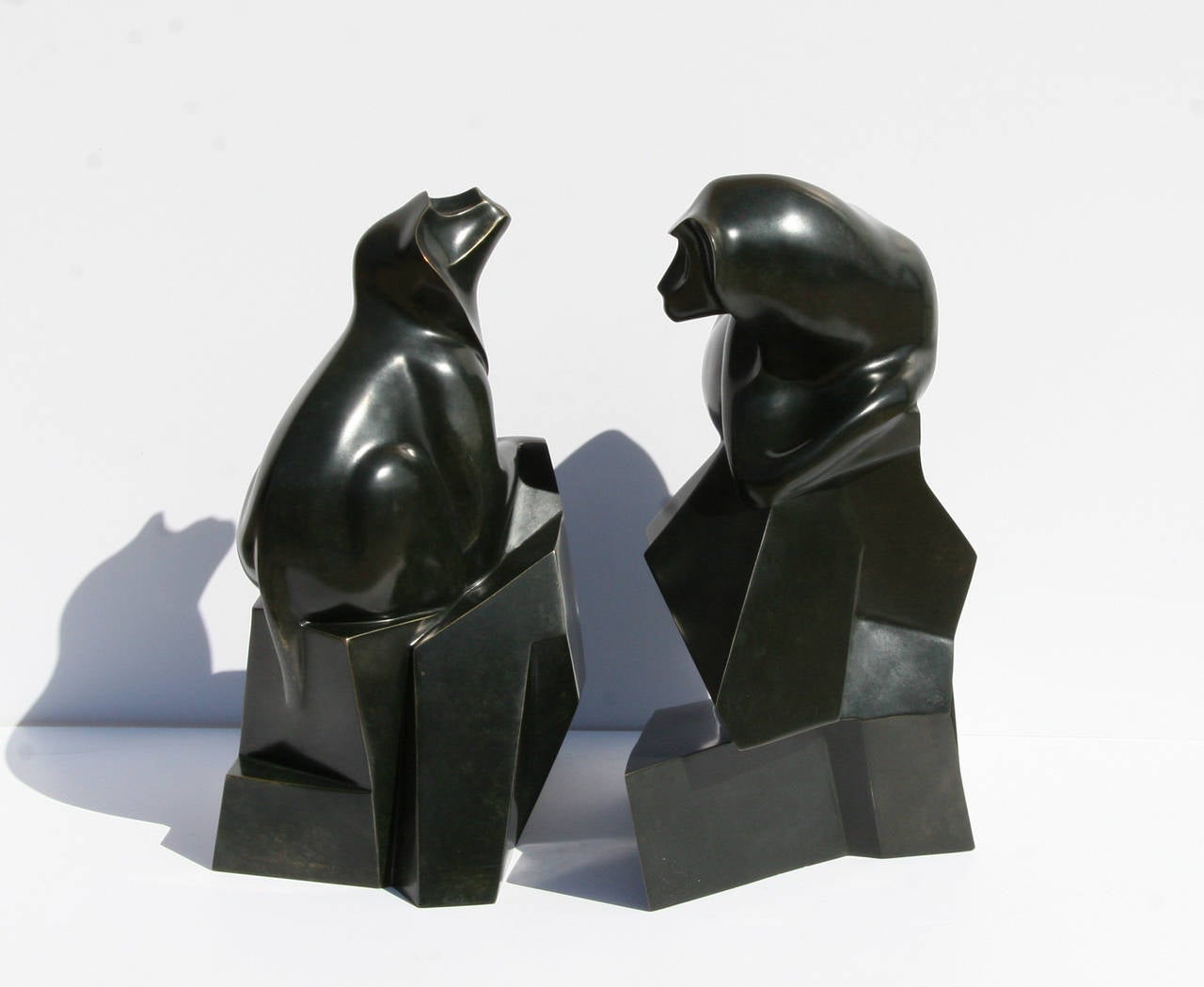 Paar Baboons, Bronzeskulpturen mit Tischplatte von Roberto Estevez im Angebot 1