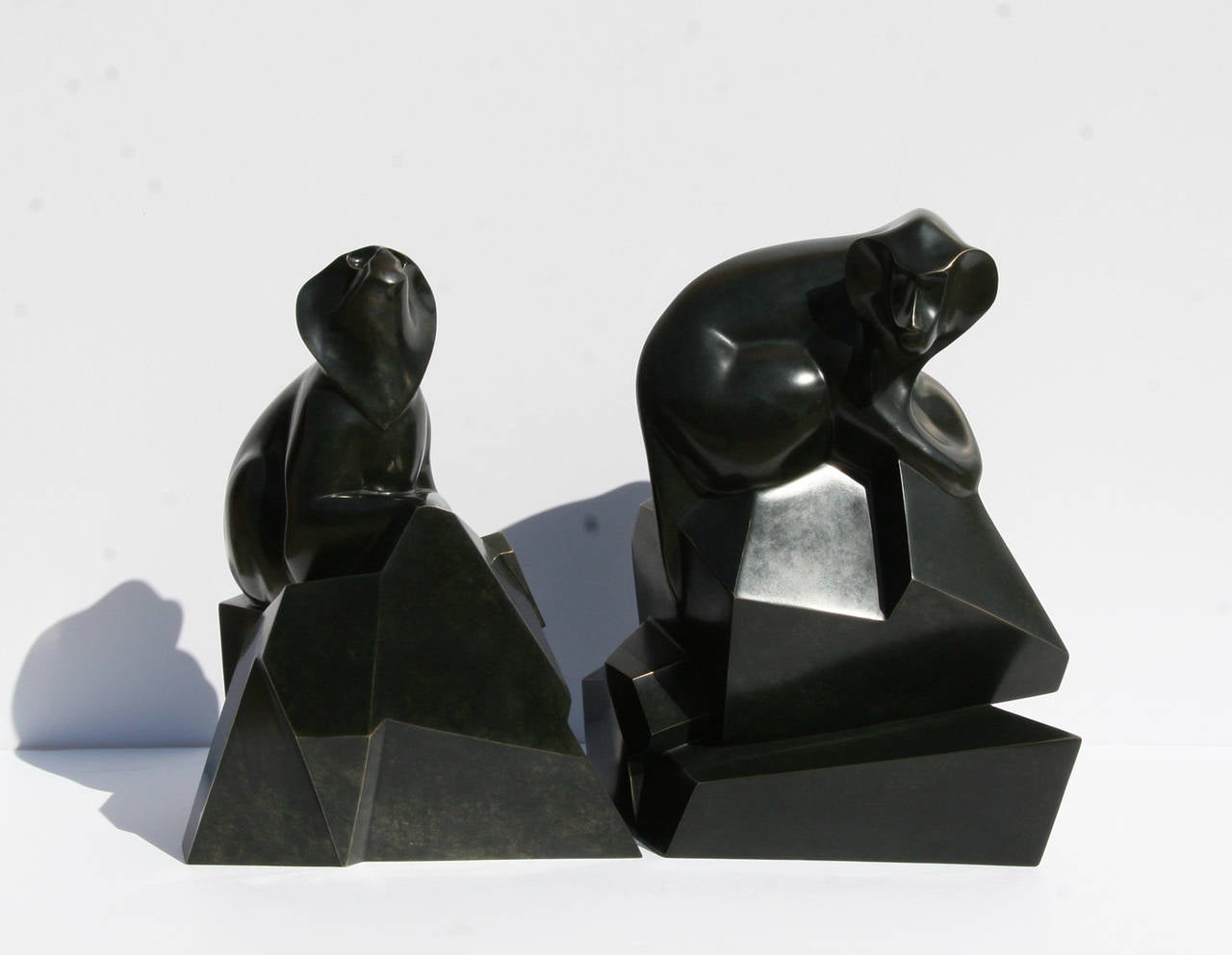 Paar Baboons, Bronzeskulpturen mit Tischplatte von Roberto Estevez