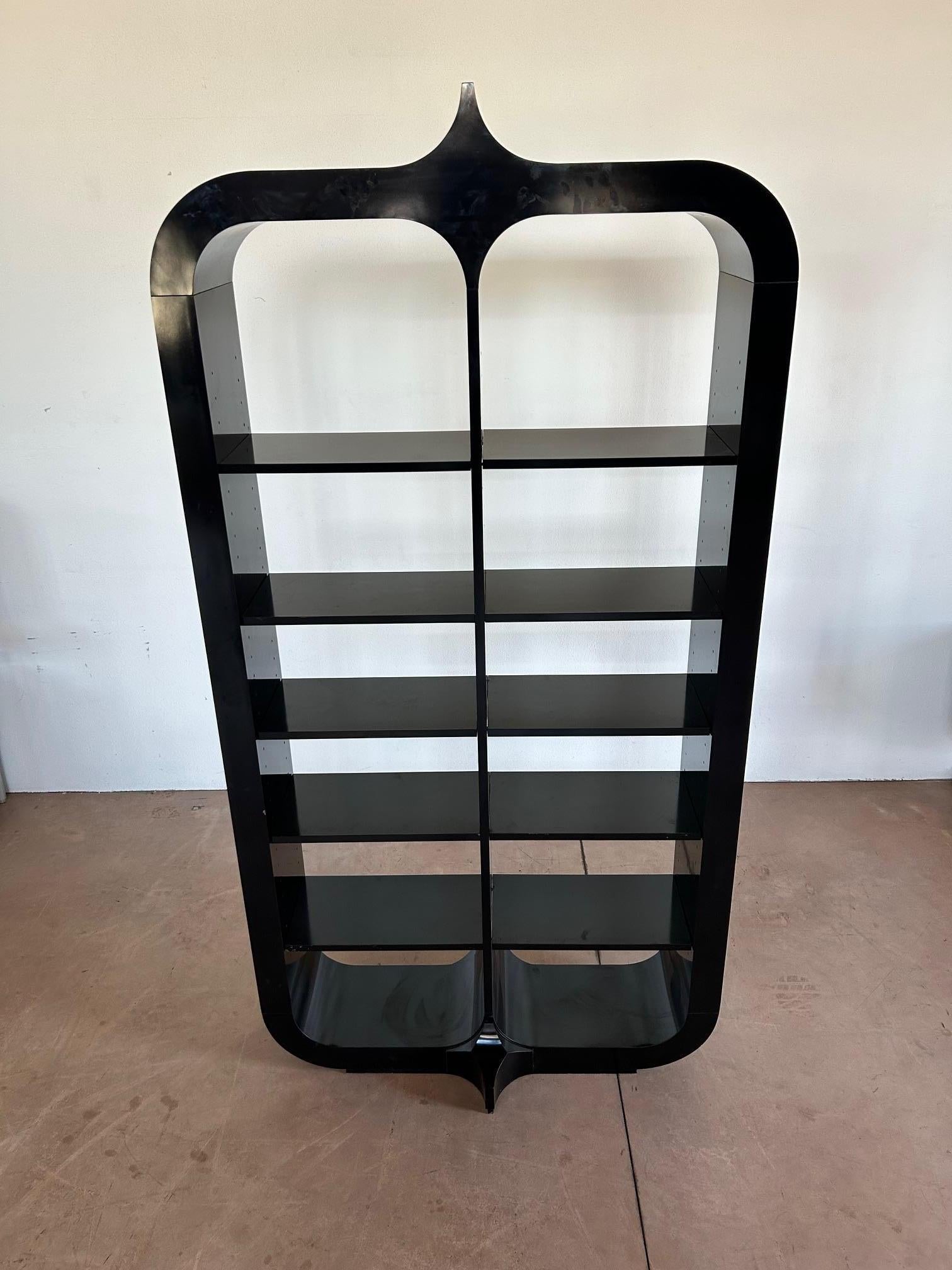 Glossy black lacquered wood bookcase designed by Roberto Fallani for Pierre Cardin in the 1970s. High quality hand made product and exceptional stage presence.

Roberto Fallani, Thrones, catalog edited by Giuliano Serafini, 2016
Fallani - Futuro