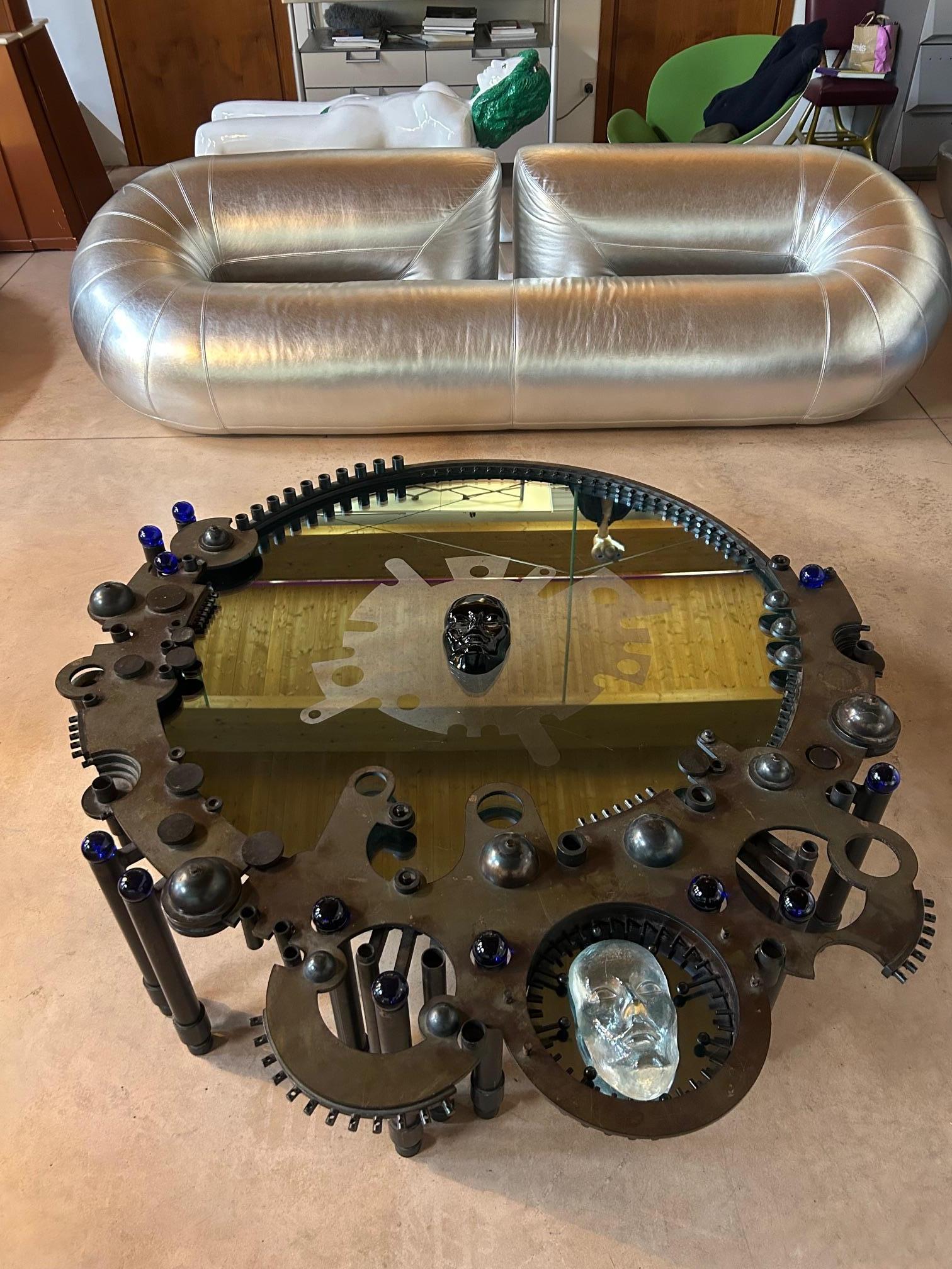 Table unique, œuvre d'art, conçue par Roberto Fallani en 1992. 

Roberto Fallani est un designer italien qui s'est taillé une place à part dans le monde du mobilier haut de gamme et des arts décoratifs. Son travail est un mélange vivant de formes,