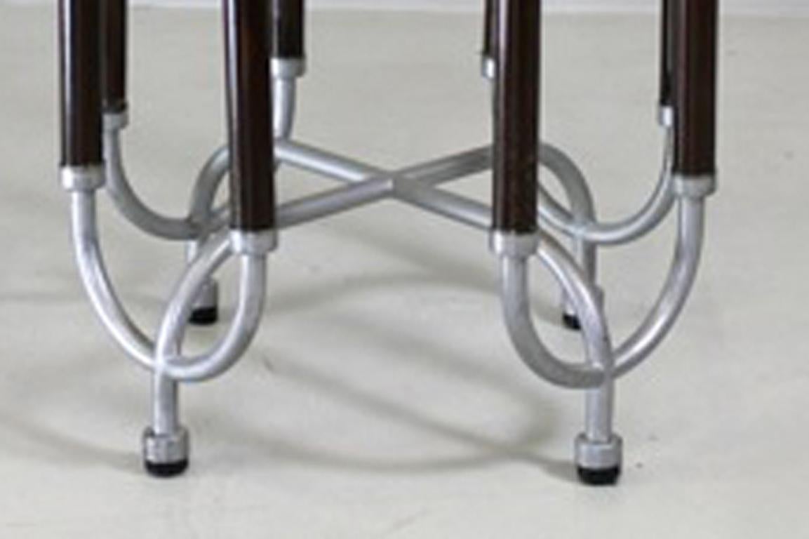 Les architectes italiens Gabetti & Isola de Turin ont conçu cette belle table élégante pour la société Arbo. La construction en métal chromé, les pieds partiellement recouverts de bois, est surmontée d'un plateau en verre bordé de métal.
