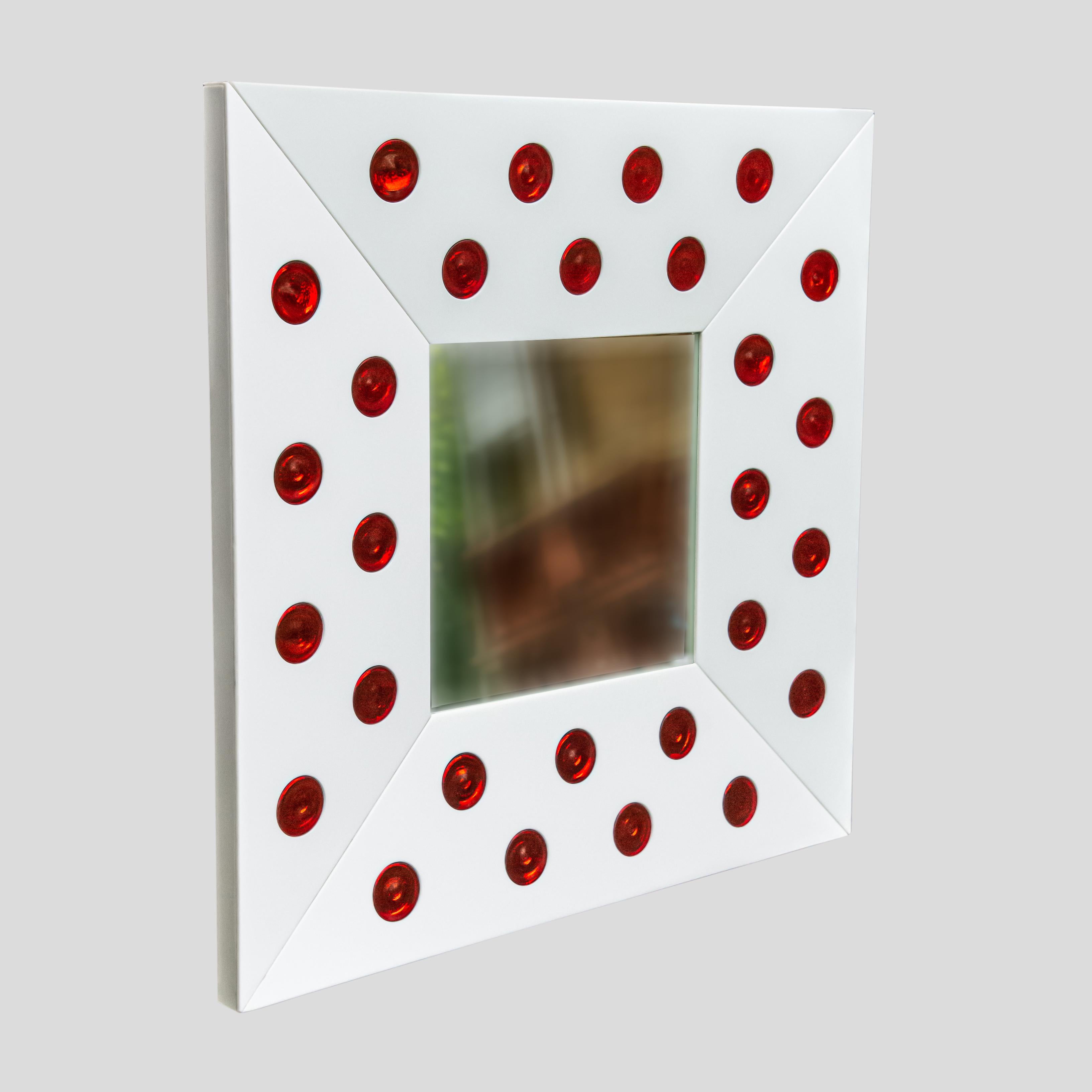 Uno specchio in vetro di forma quadrata unico nel suo genere, di design italiano del XX secolo. 
Vetro diverso  Le tecniche e il lavoro manuale sono stati coinvolti nella realizzazione di questi oggetti.  di questo specchio.
La grande cornice è