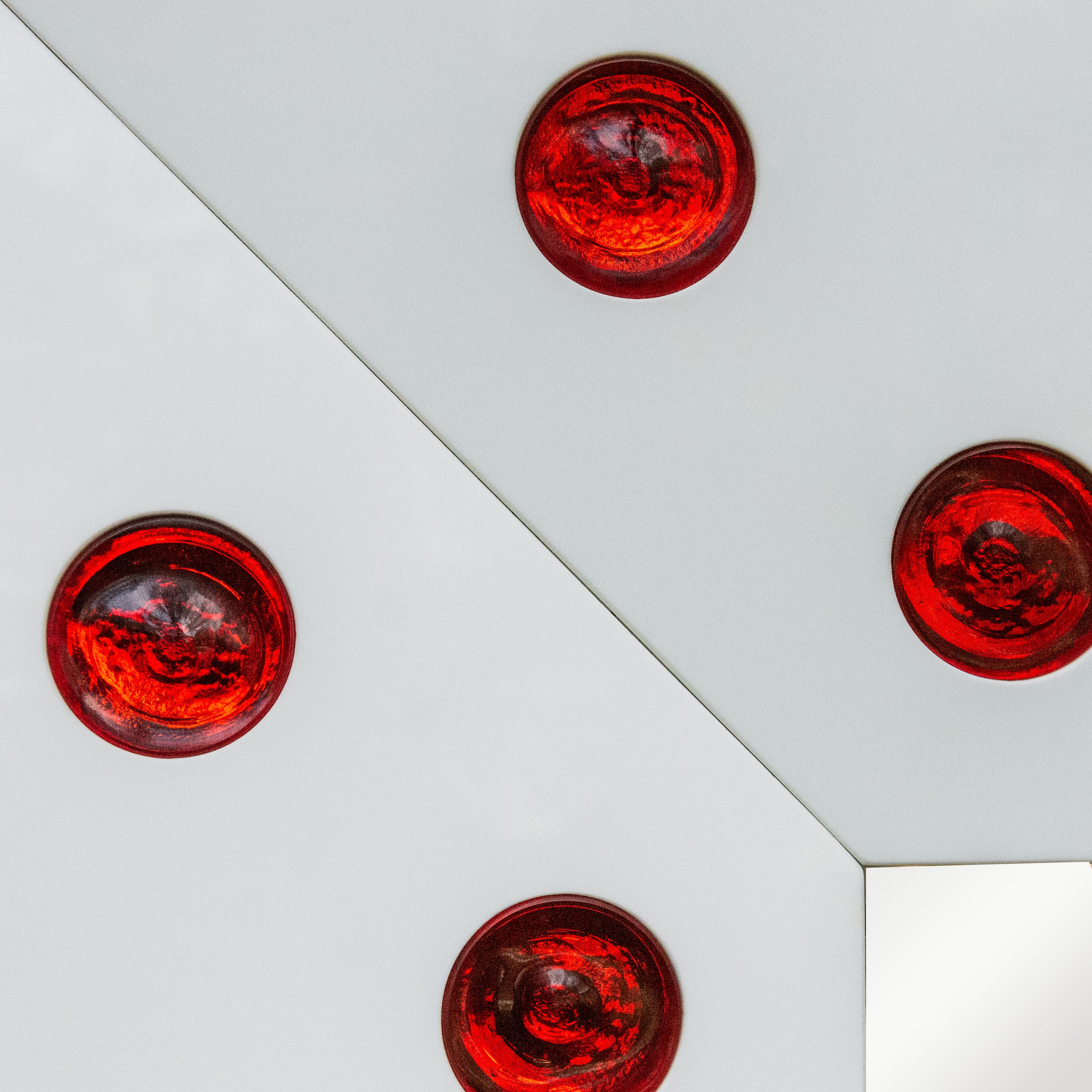 Moderno Roberto Giulio Rida specchio design con cornice in vetro bianco e decoro in vetro rotondo rosso in vendita