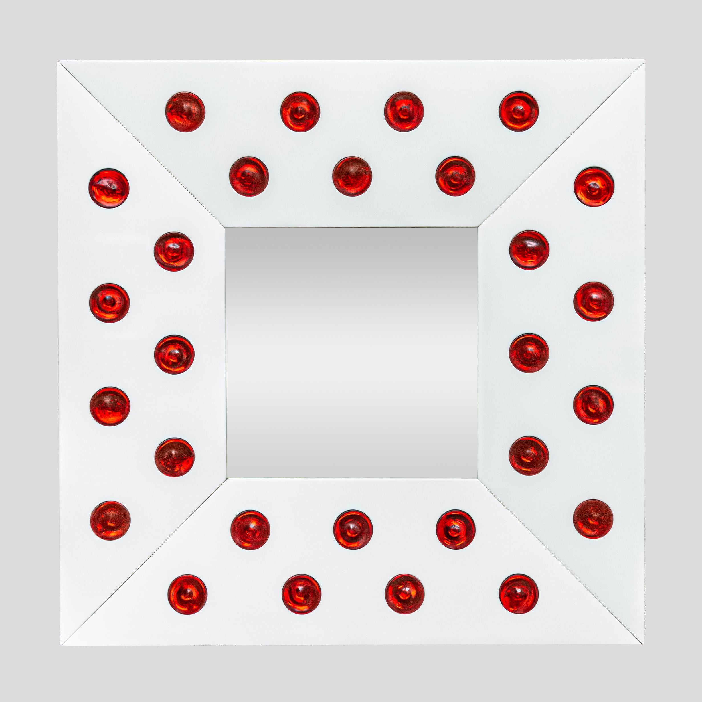 Italiano Roberto Giulio Rida specchio design con cornice in vetro bianco e decoro in vetro rotondo rosso in vendita