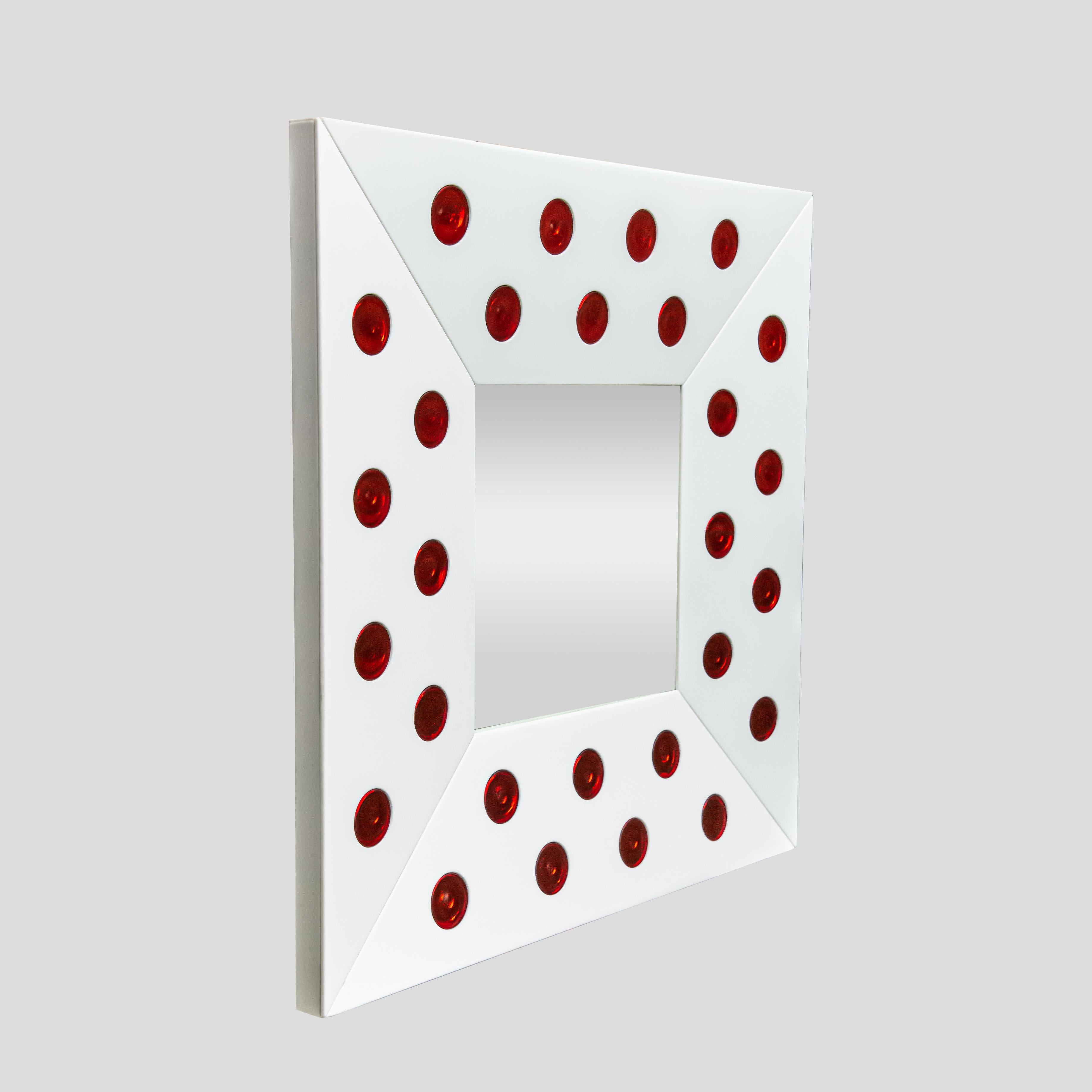 Roberto Giulio Rida specchio design con cornice in vetro bianco e decoro in vetro rotondo rosso In condizioni buone in vendita a London, GB