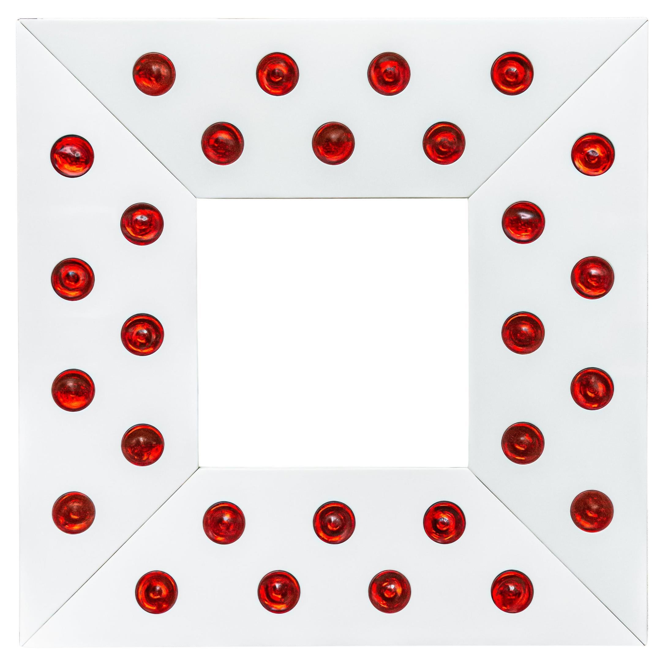 Miroir design Roberto Giulio Rida avec cadre en verre blanc et décoration ronde en verre rouge