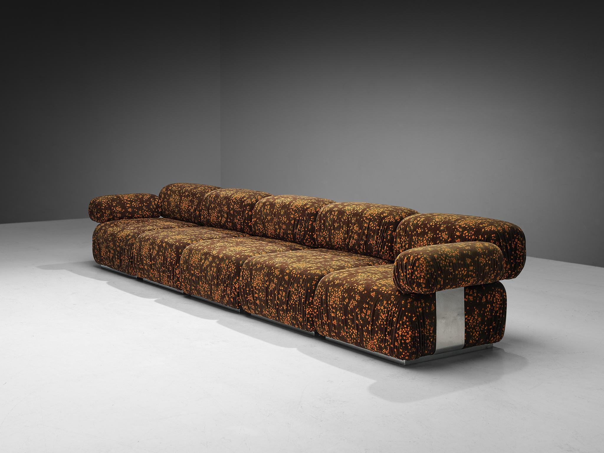Roberto Iera for Felicerossi, sectional sofa model 'Il Colombaccio', fabric, stainless steel, Italy, 1970s

Stunnig modular sofa by Italian designer Roberto Iera for manufacturer Felicerossi. The 'Il Colombaccio', meaning wood pigeon in Italian,