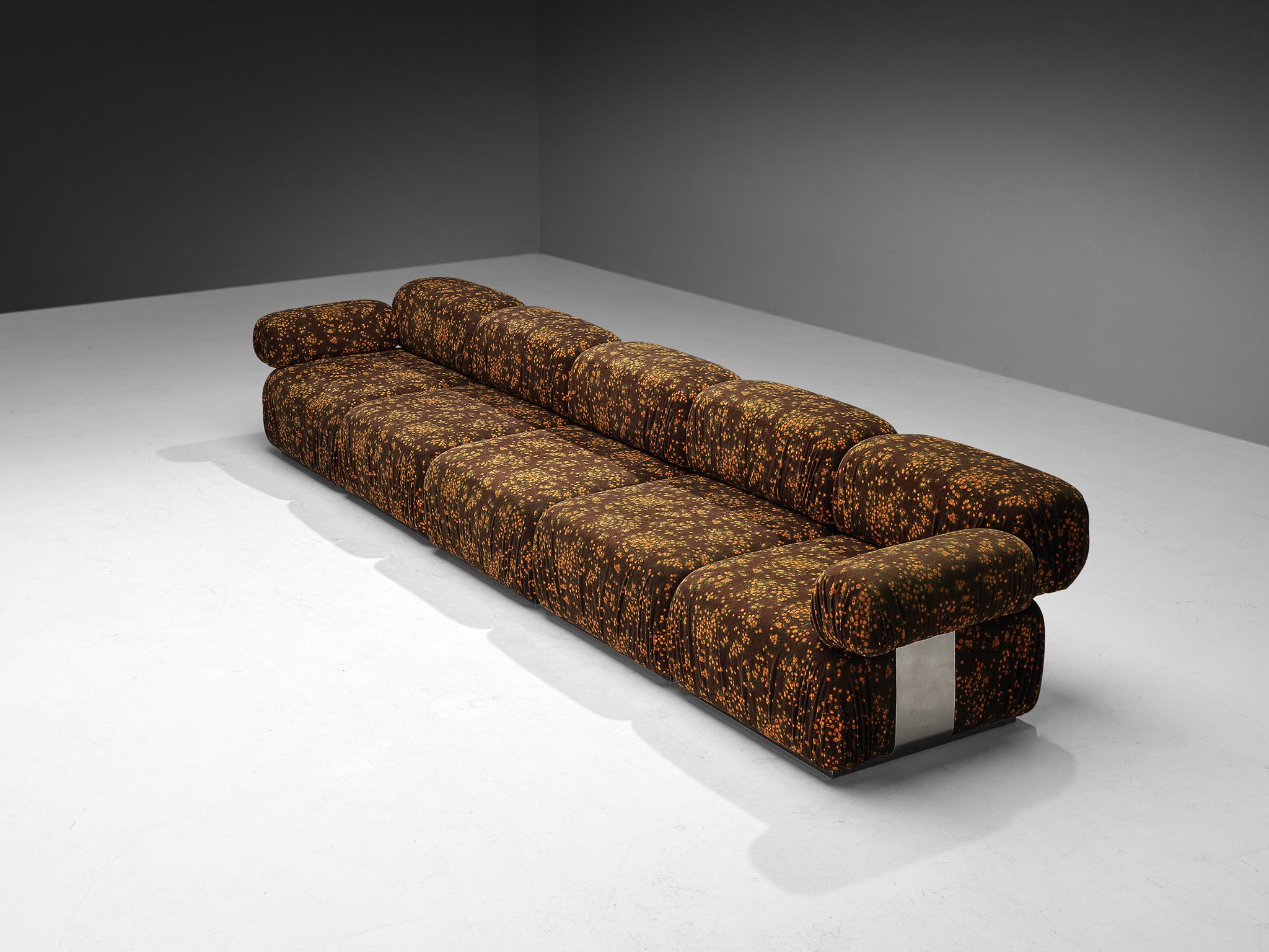 Roberto Iera for Felicerossi, sectional sofa model 'Il Colombaccio', fabric, stainless steel, Italy, 1970s

Stunnig modular sofa by Italian designer Roberto Iera for manufacturer Felicerossi. The 'Il Colombaccio', meaning wood pigeon in Italian,