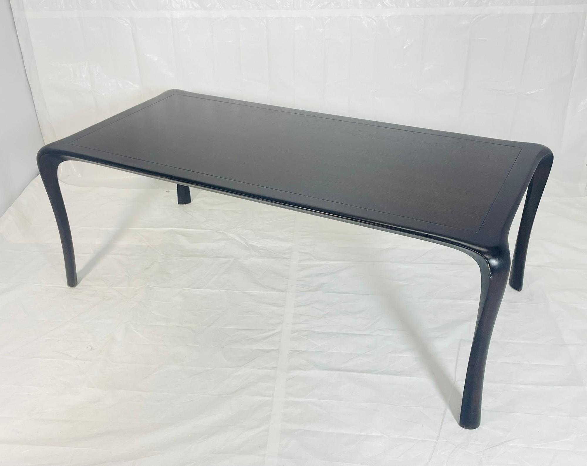 Une table de salle à manger 