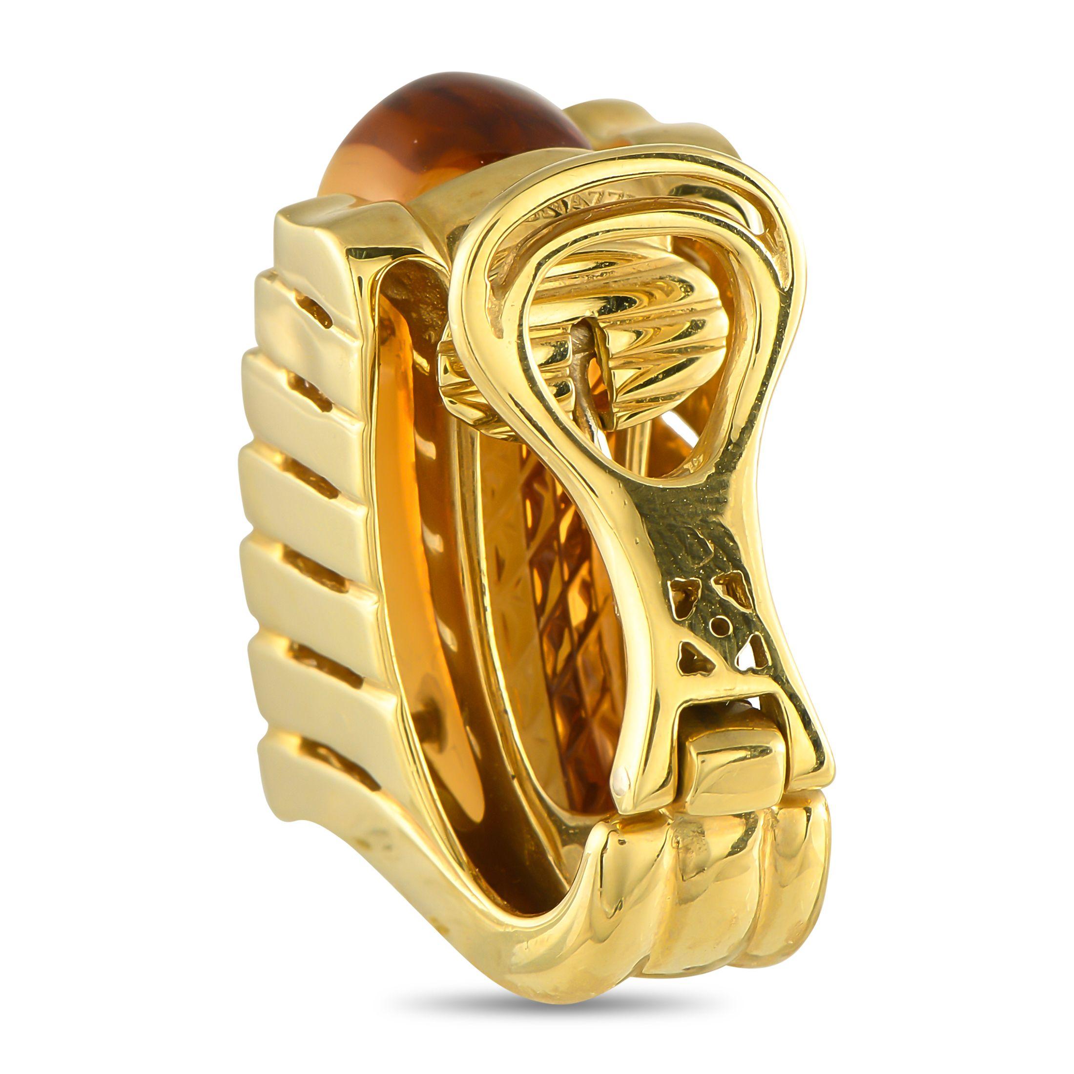 Designer italiano noto per i suoi accessori audaci e mozzafiato, questi orecchini di Roberto Legnazzi esemplificano la sua maestria artigianale. Questi orecchini dall'eleganza unica sono caratterizzati da pietre di Citrino al centro. I diamanti