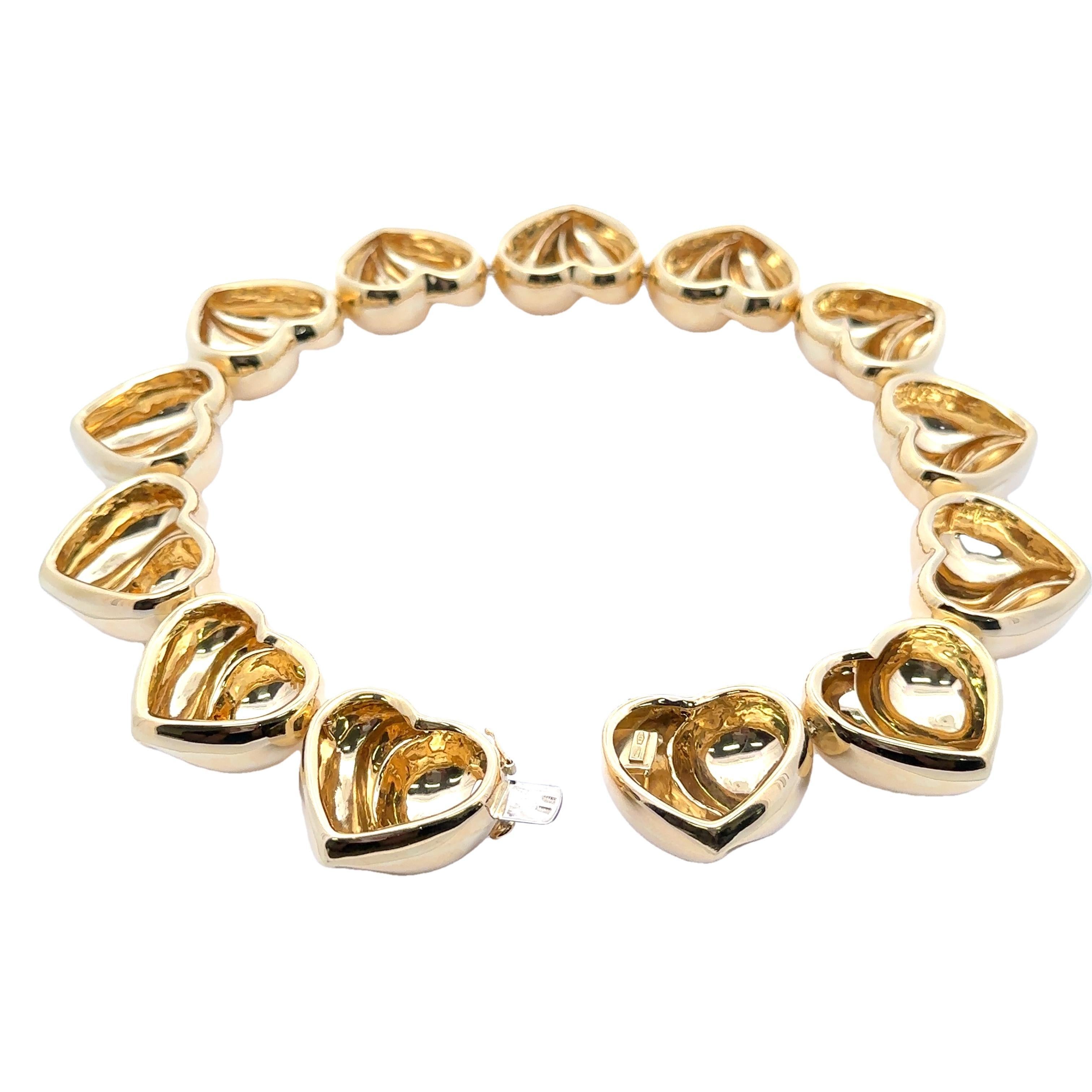 MATERIAL : Or jaune 18K massif
Poids : 108,09 grammes
Type de chaîne : Maillon en forme de cœur soufflé et détaillé
Longueur de la chaîne : 16 pouces
Largeur de la chaîne : 28.6mm (1.1