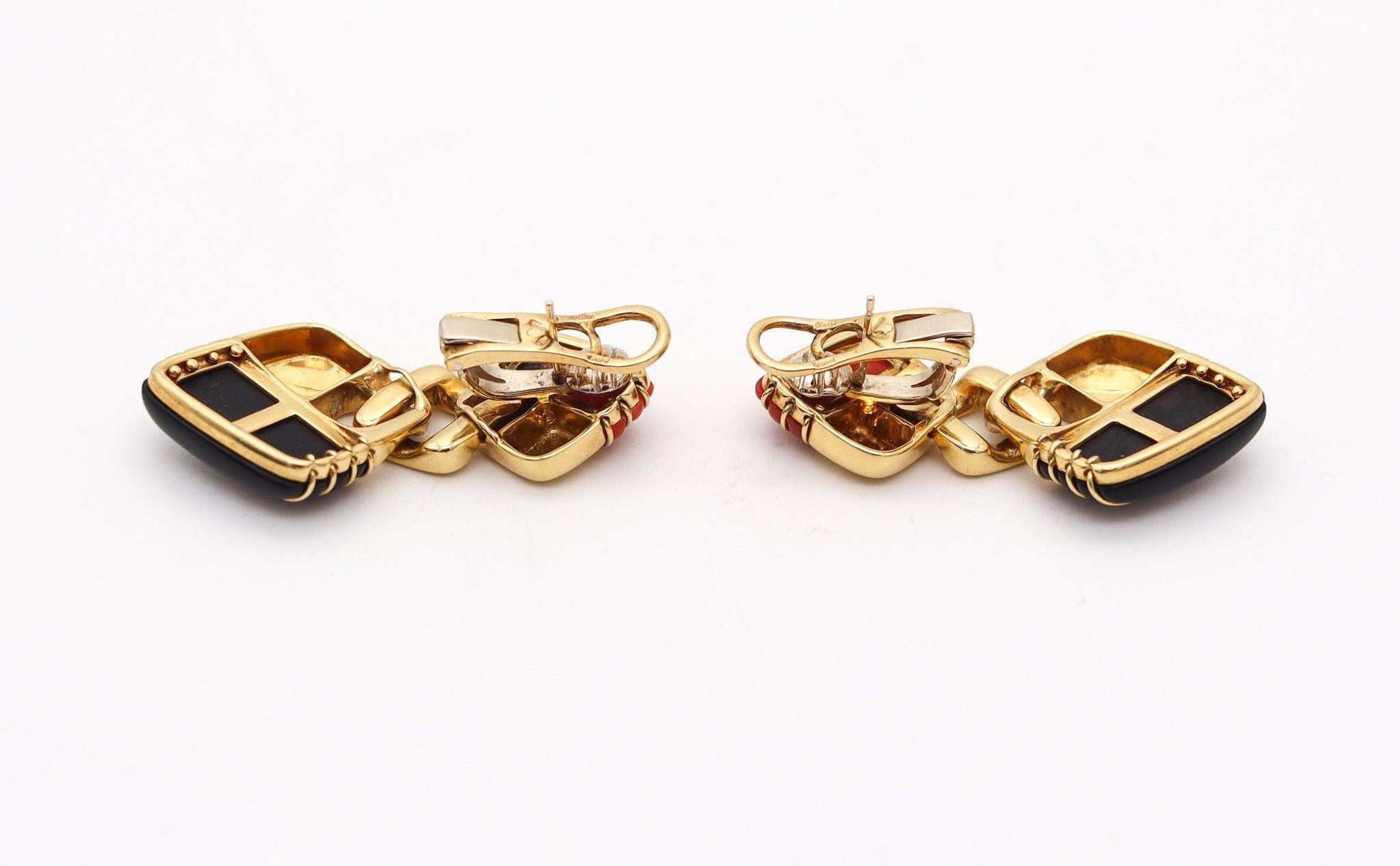 Coppia di orecchini pendenti disegnati da Roberto Legnazzi.

Si tratta di un favoloso paio di orecchini pendenti, creati in Italia presso l'Atelier A di Roberto Legnazzi, nel 1970. Gli orecchini sono stati realizzati come coppia destra e sinistra,