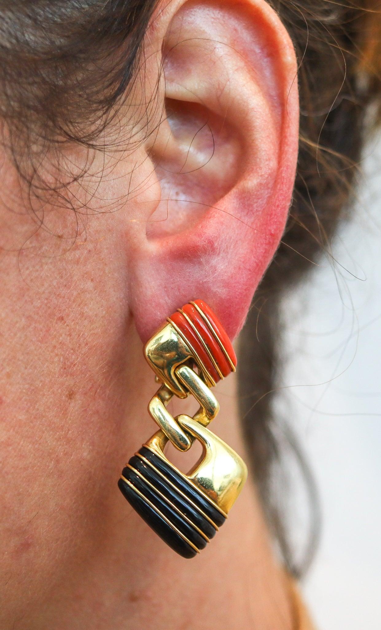 ROBERTO LEGNAZZI 1970 Orecchini pendenti in oro 18Kt con corallo e onice In condizioni ottime in vendita a Miami, FL